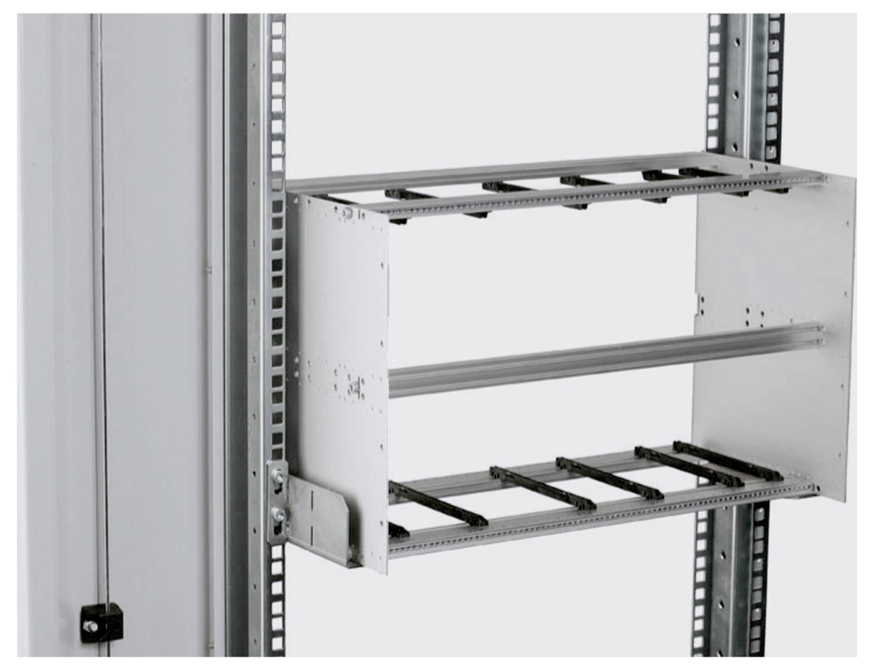 Ein Metallrahmen ist in einem Regal eingebaut. Der Rahmen hat mehrere horizontale Streben und seitliche Halterungen.