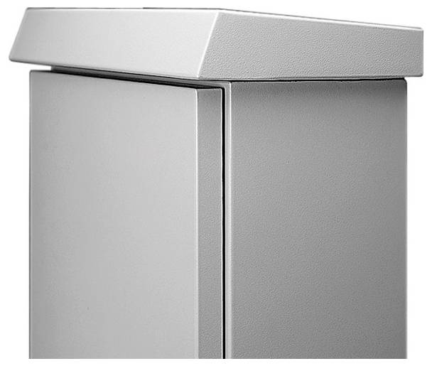 Ein grauer Metallschrank mit einer leicht schrägen Oberseite.