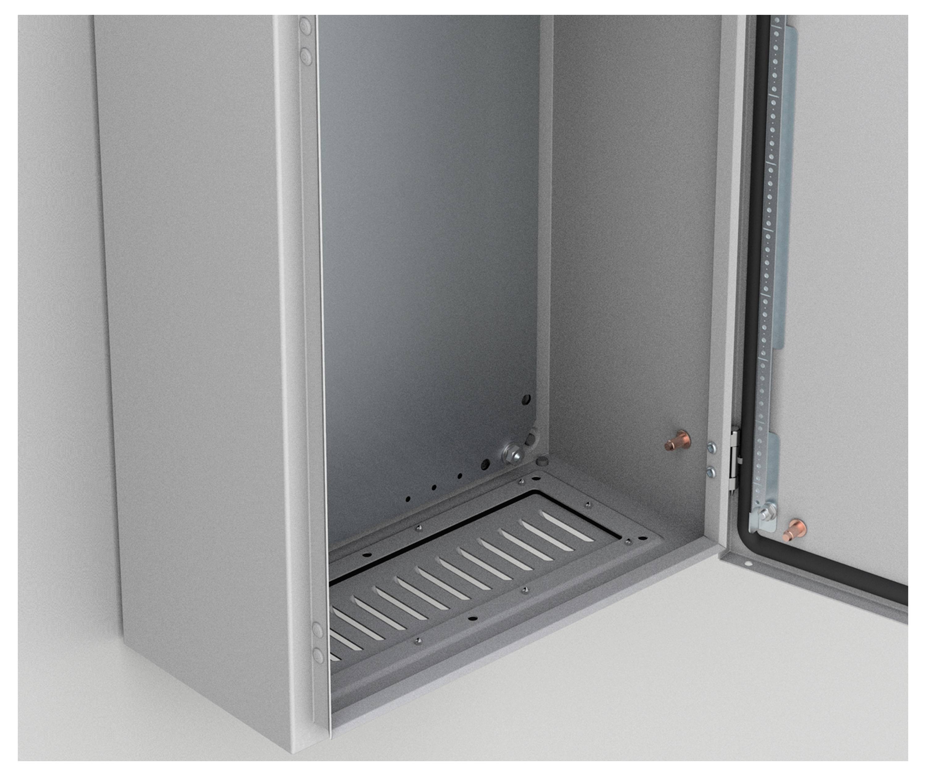 Geöffneter Schaltschrank mit freiem Fachboden, geeignet für die Installation von elektrischen Komponenten.