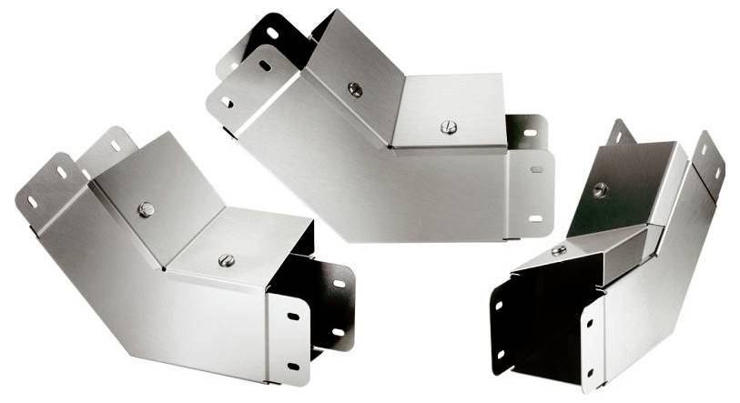 Drei Winkelformen aus Metall mit Schraubbefestigungen, auf weißem Hintergrund angezeigt, zum Verbinden von Konstruktionselementen.