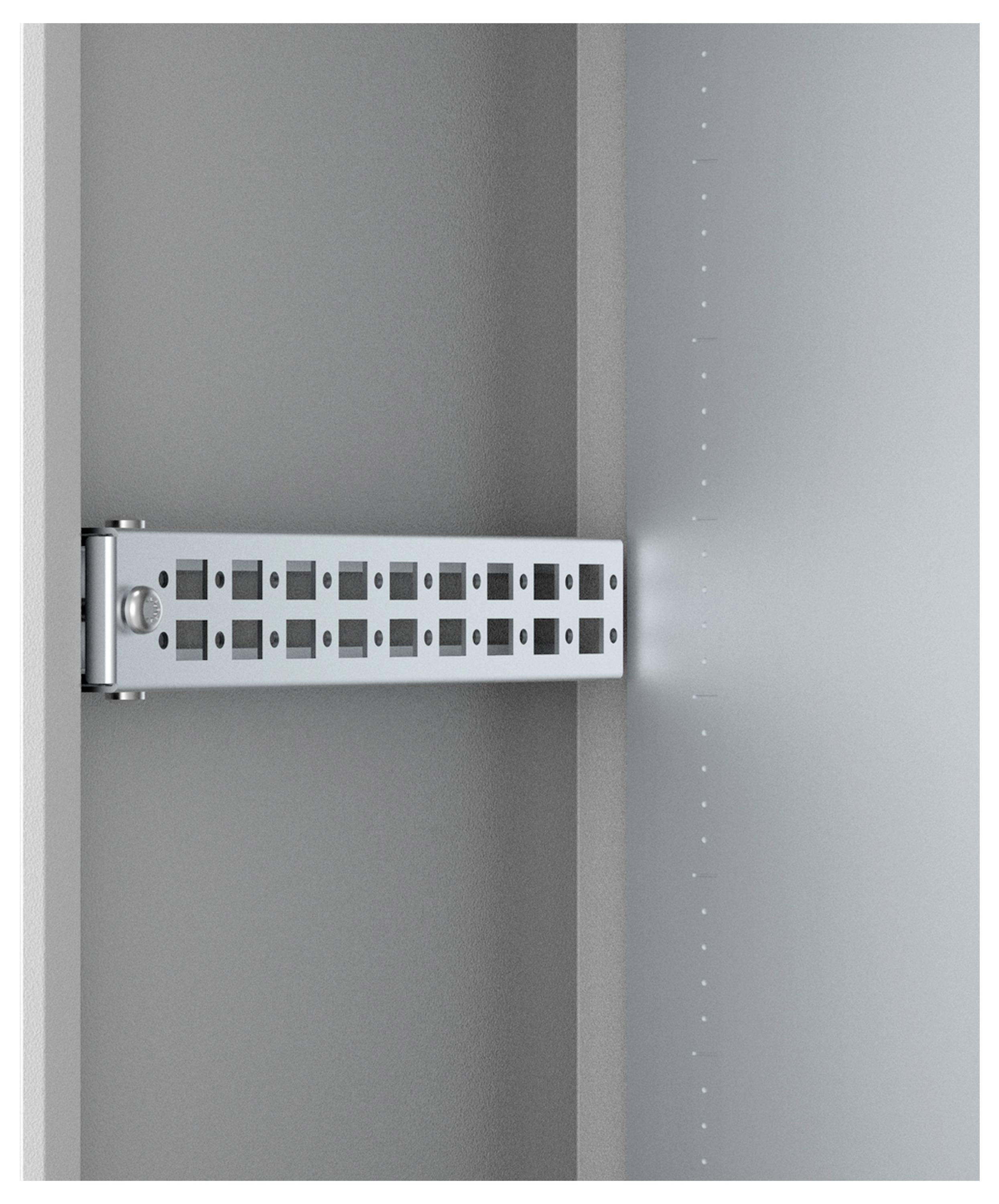 Metallschiene, horizontal montiert, an Metallwand. Sie dient zur Befestigung von Geräten. Links ein Scharnier, rechts perforierte Löcher.