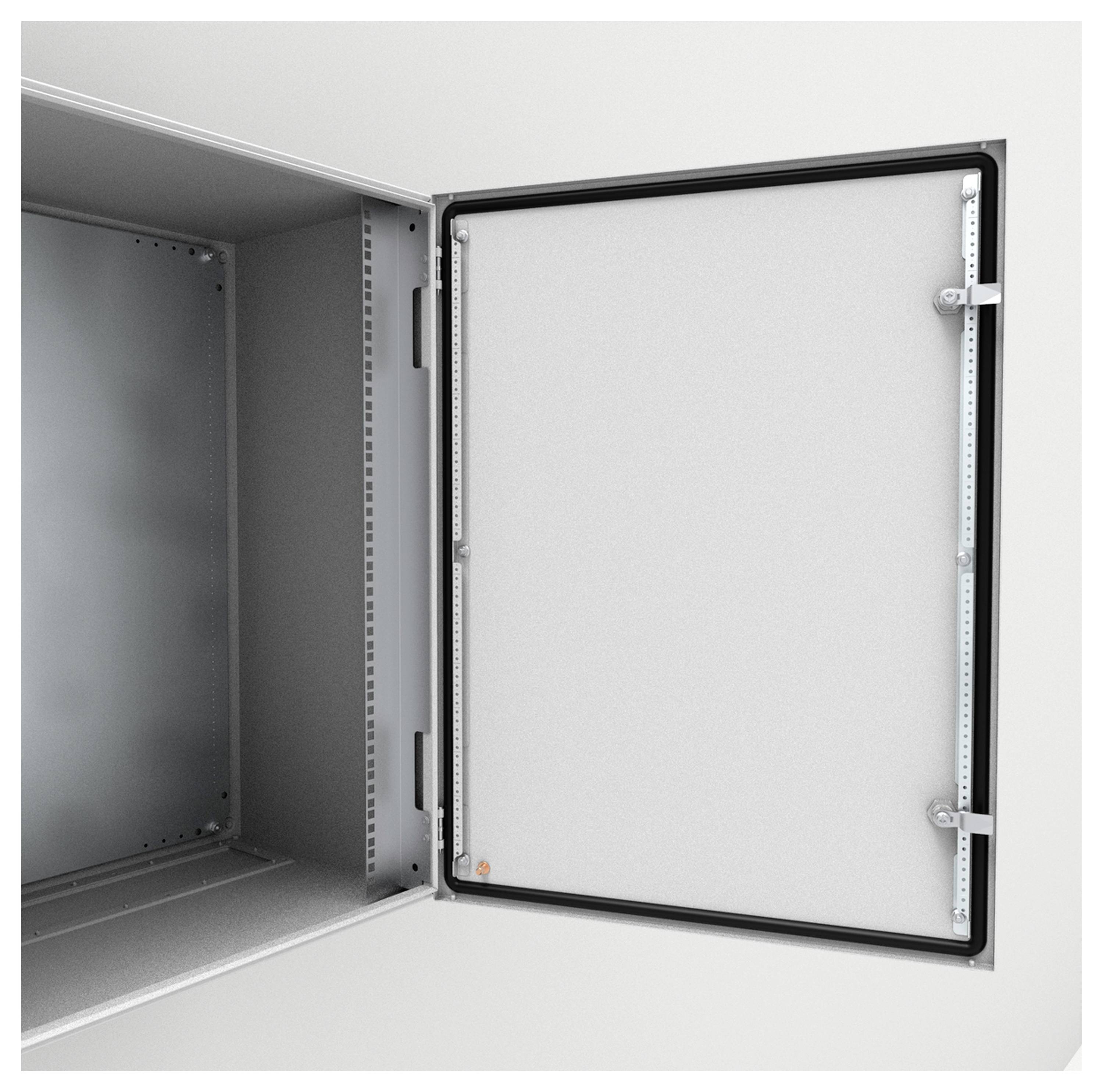 Offener Schaltschrank mit leerem Innenraum und sichtbaren Scharnieren.