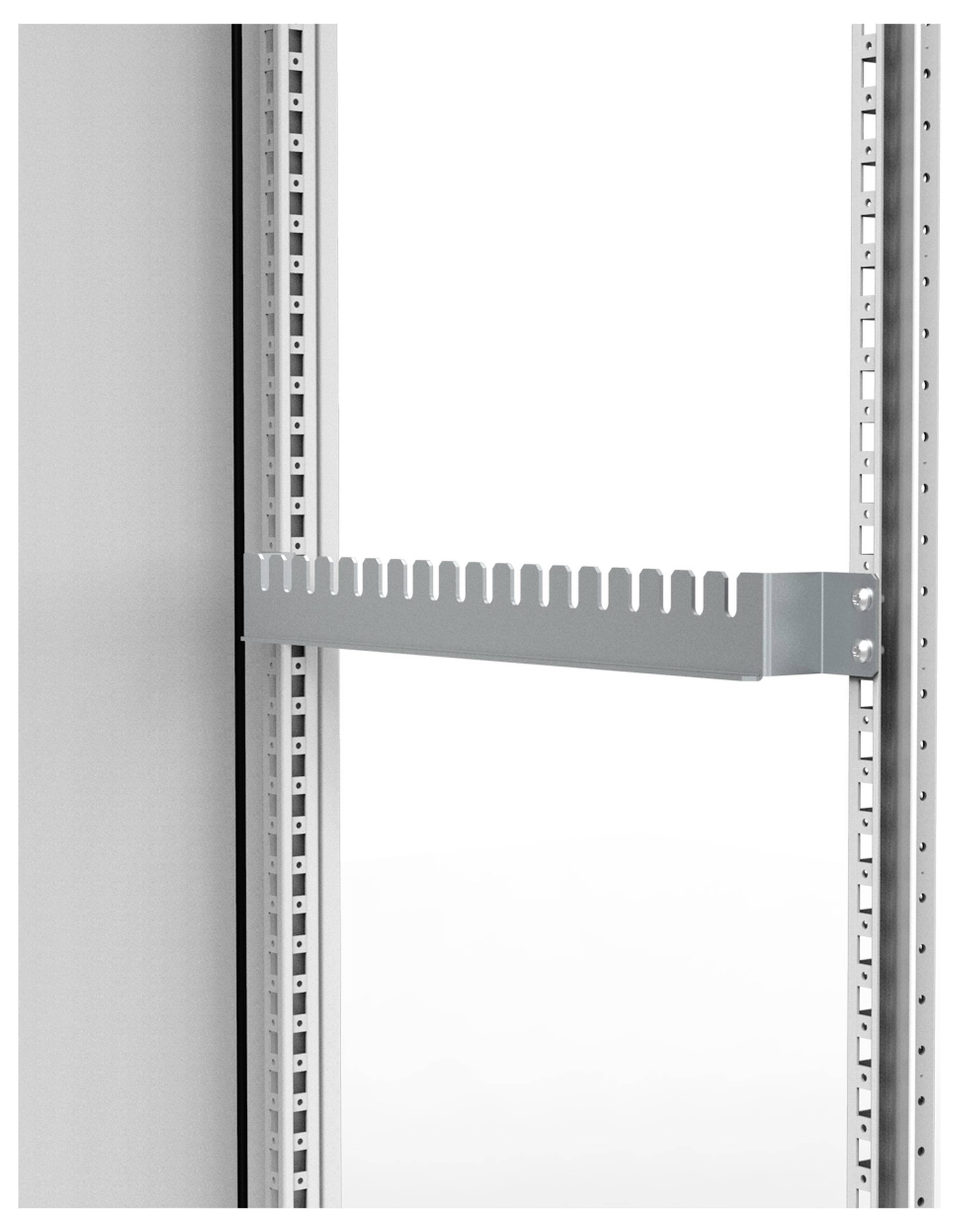 Metallhalterung quer zwischen zwei vertikalen Rahmen montiert, mit Schlitzen zur Kabelorganisation in einem elektrischen Schaltschrank.