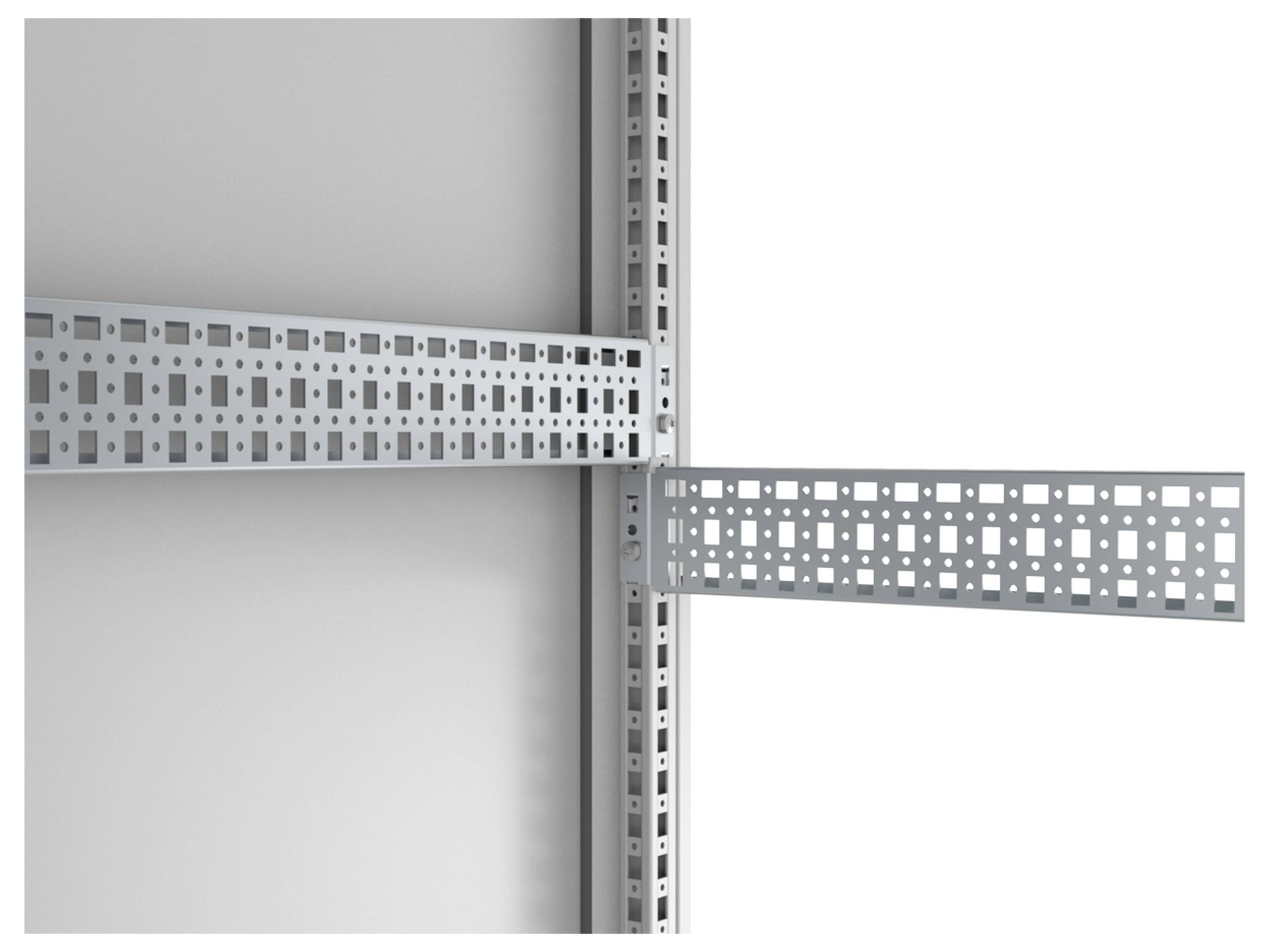 Metallträgerstruktur mit Lochmuster, rechtwinklig an einer Wand befestigt. Geeignet für flexible Installationslösungen.