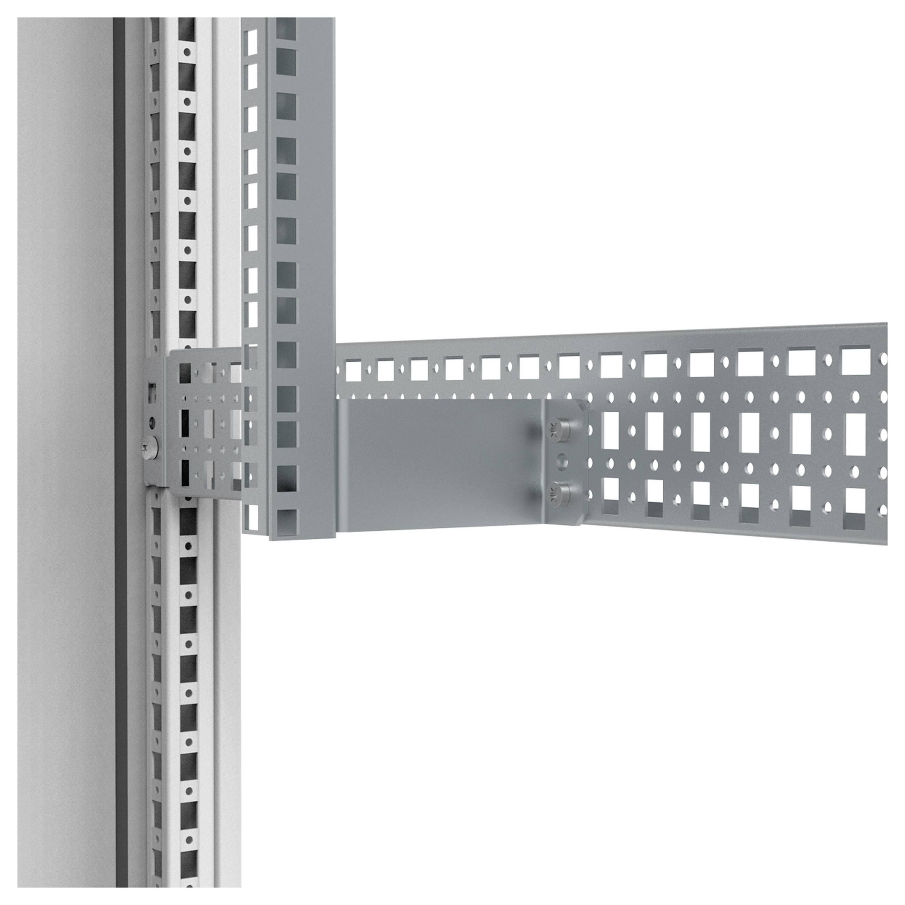 Ein Metallregalträger mit perforierten Streben, montiert an einer vertikalen Schiene. Geeignet für Regalinstallationen.