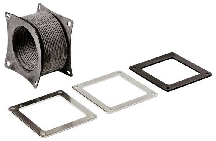 Ein flexibler Metallschlauch mittig mit quadratischem Flansch auf jeder Seite und zwei lose Flansche rechts daneben in Silber und Schwarz.