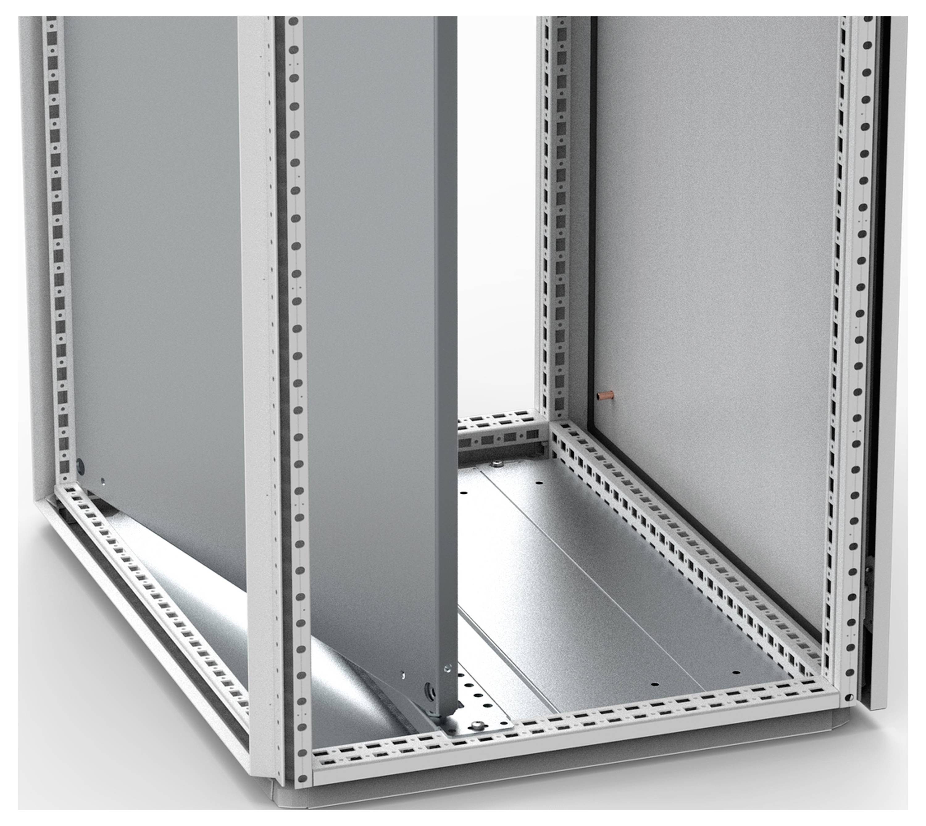 Ein offener Metallrahmen eines Schaltschrankes zeigt die Konstruktion mit verstärkten Ecken und einer soliden Basis.