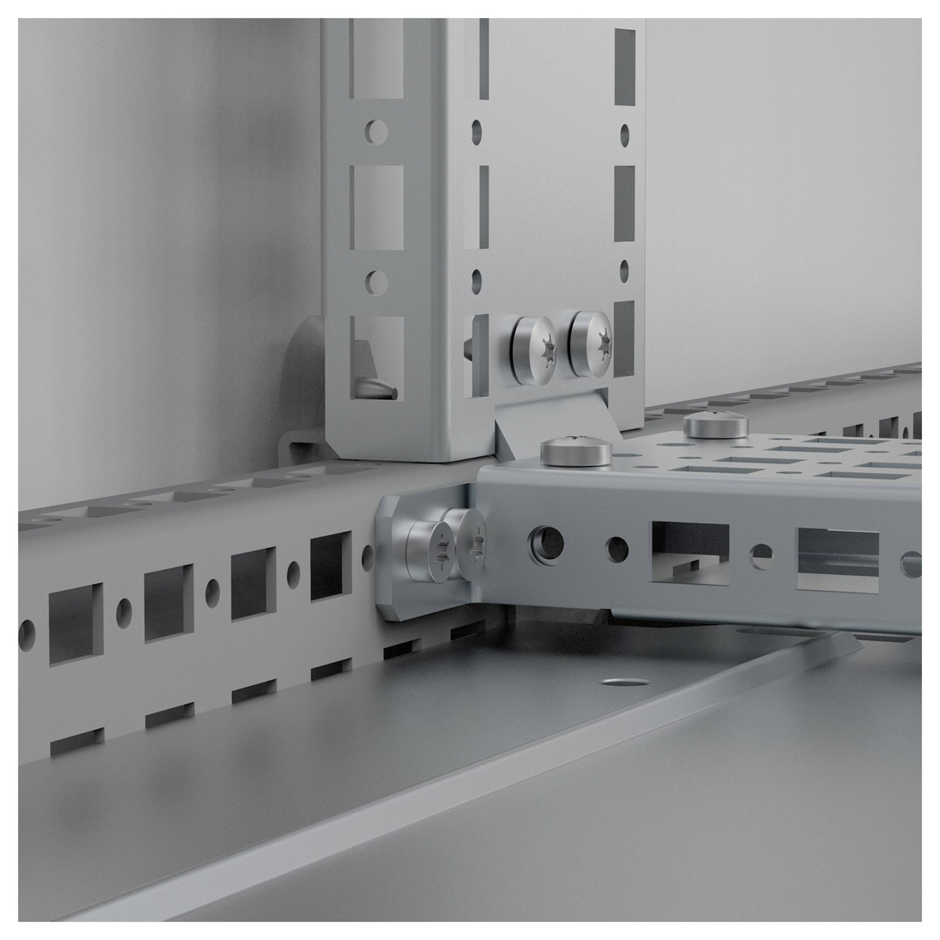 Detailaufnahme von montierten Metallprofilen mit rechteckigen Löchern. Sie sind mit Schrauben sicher verbunden und bilden eine stabile Struktur.