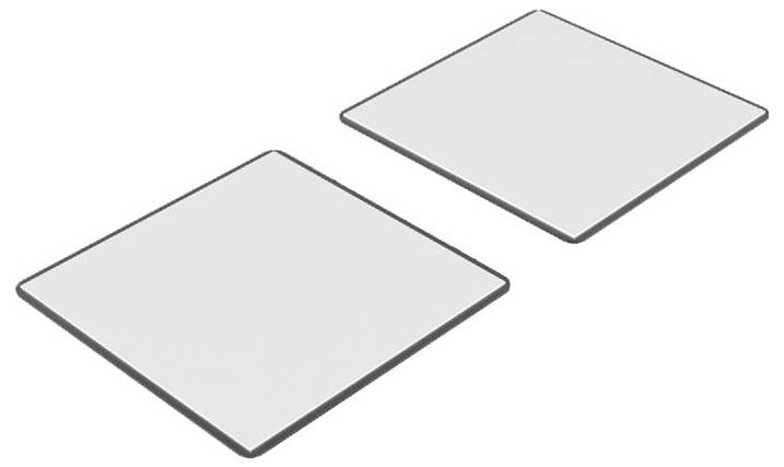 Zwei graue, quadratische Flächen nebeneinander im leeren Raum, perspektivisch leicht geneigt.