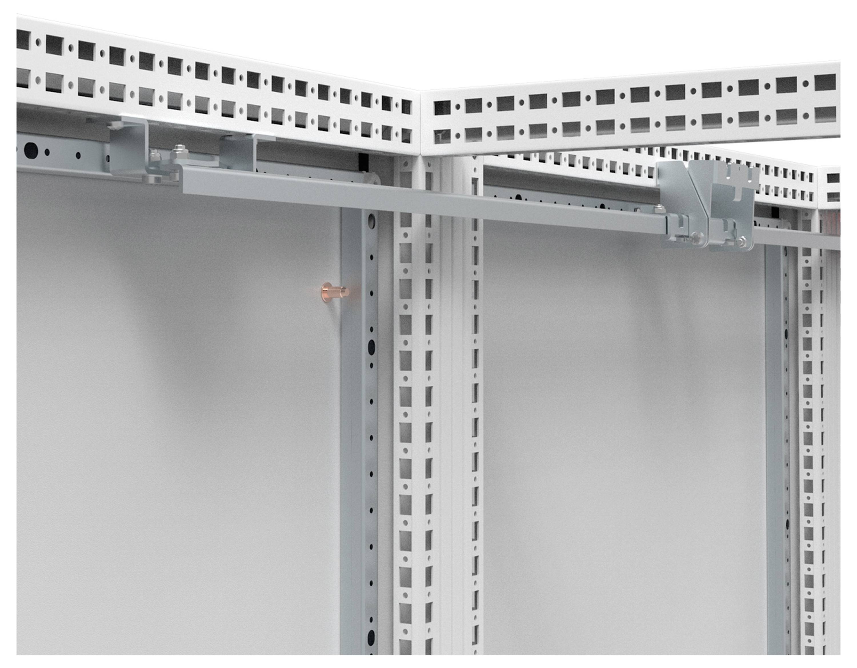 Serverschrank mit abnehmbaren Seitenteilen, die eine einfache Zugänglichkeit für Wartung und Installation ermöglichen.
