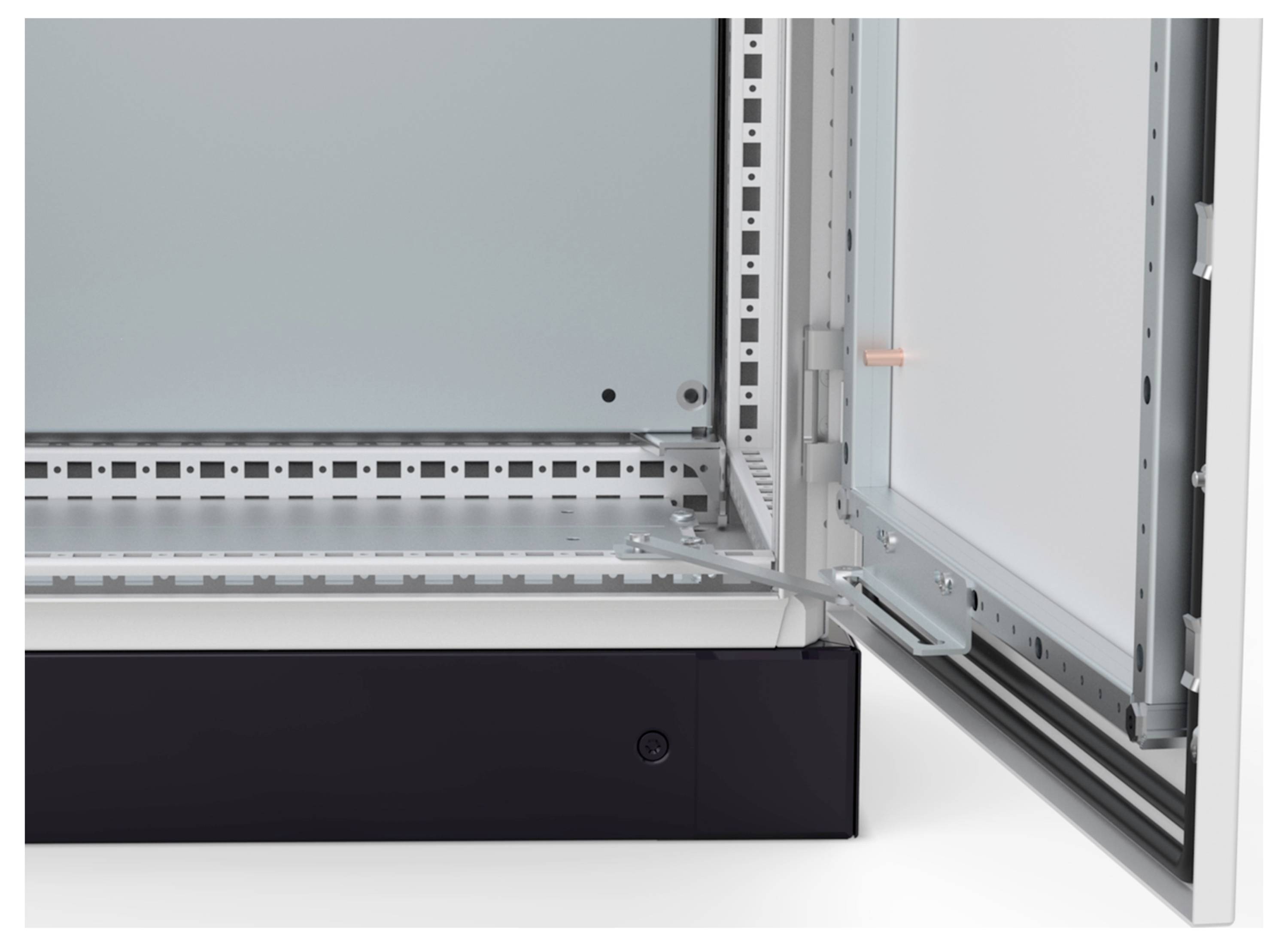 Ein offener Schaltschrank zeigt die Innenseite mit Metallrahmen und Scharnieren. Ideal für Elektronikinstallationen oder Wartung.