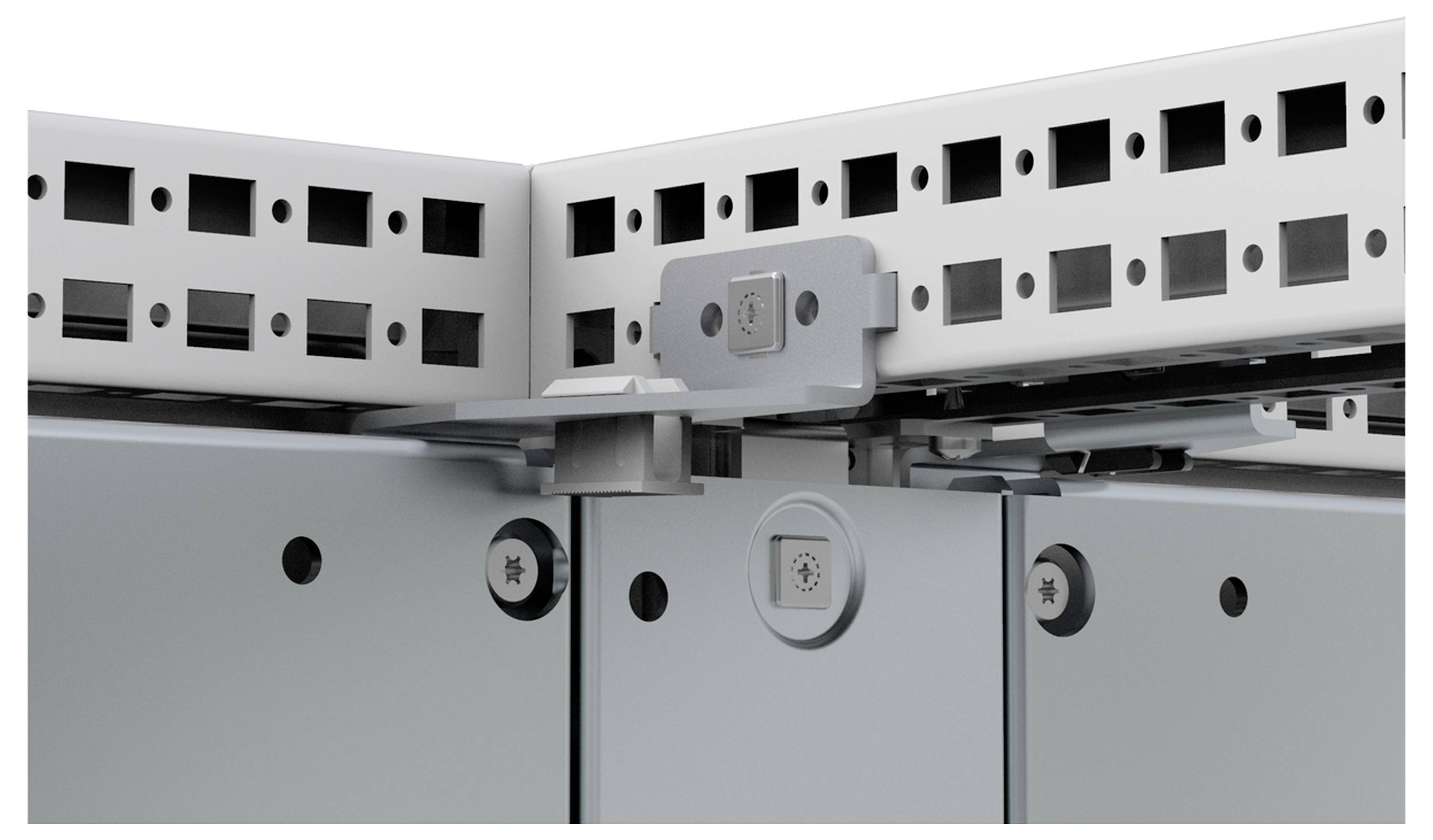 Detailaufnahme einer Metallkonstruktion mit verschraubten Verbindungen und rechteckigen Öffnungen, möglicherweise Teil eines Montage- oder Befestigungssystems.