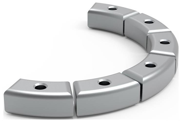 Sechs silberne, gebogene Blöcke mit Löchern, die ein unvollständiges Kreis umschreiben.