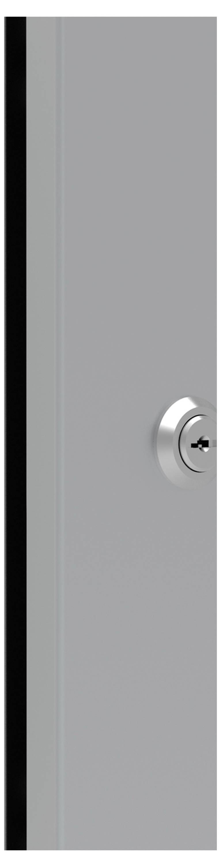 Ein teilweise sichtbarer grauer Türrahmen mit einem silbernen Türschloss in der Mitte des Bildes.