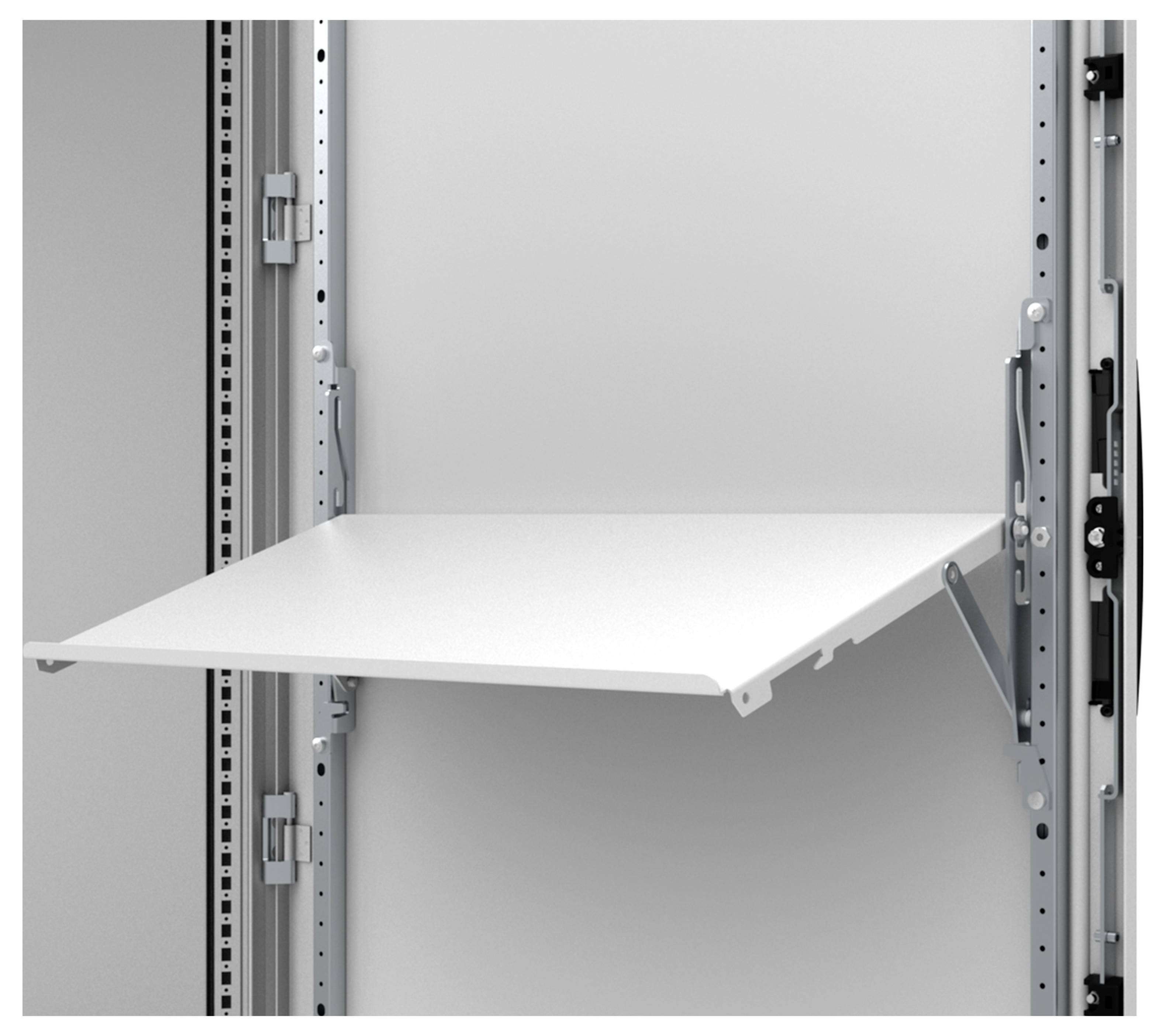 Ein weißes Metallregal in einem offenen Serverschrank. Das Regal ist horizontal ausgeklappt und zwischen vertikalen Streben montiert.