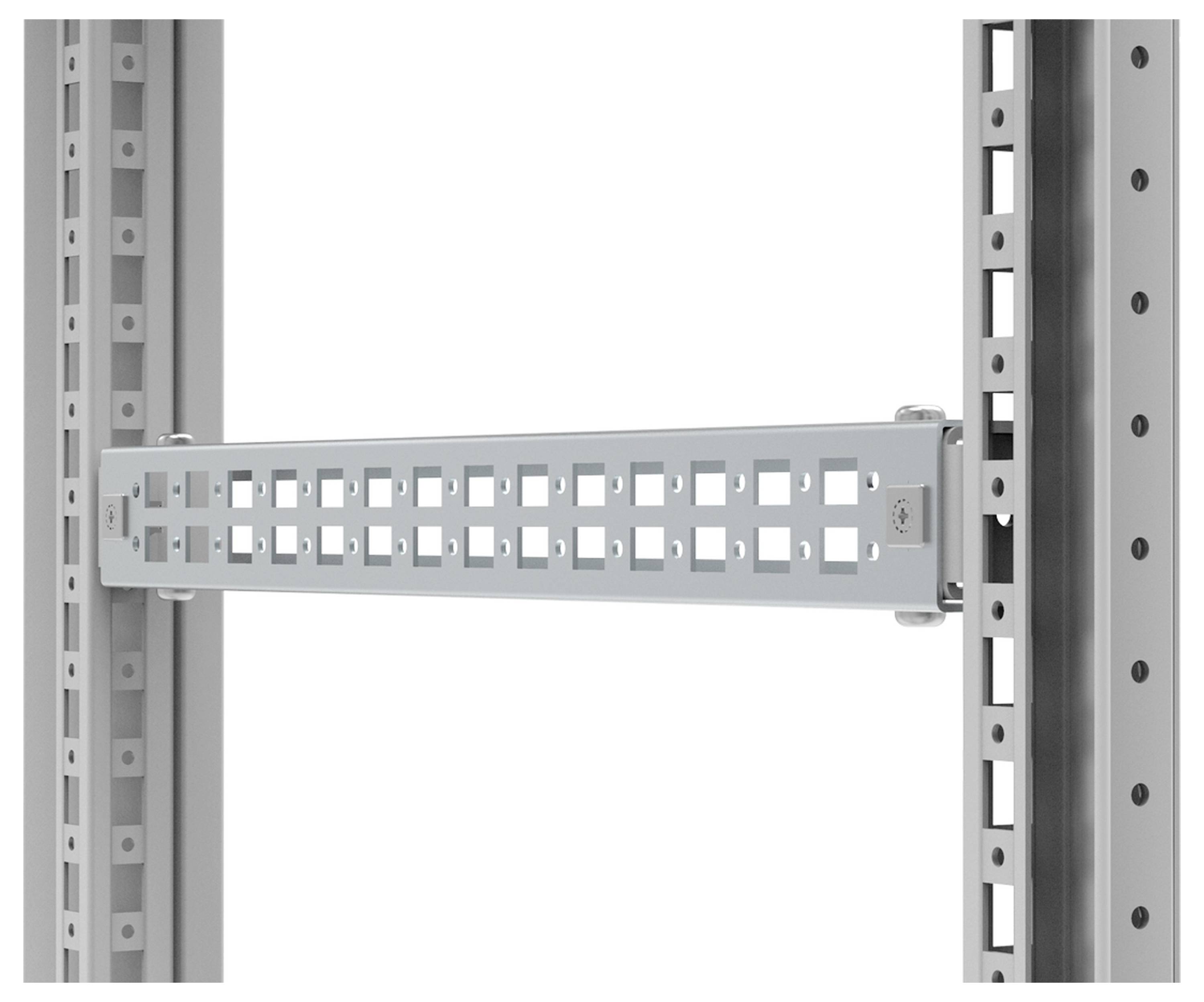 Metallschiene im Server-Rack, horizontal montiert zwischen zwei vertikalen Gestellen. Sie bietet zusätzliche Stabilisierung und Unterstützung.