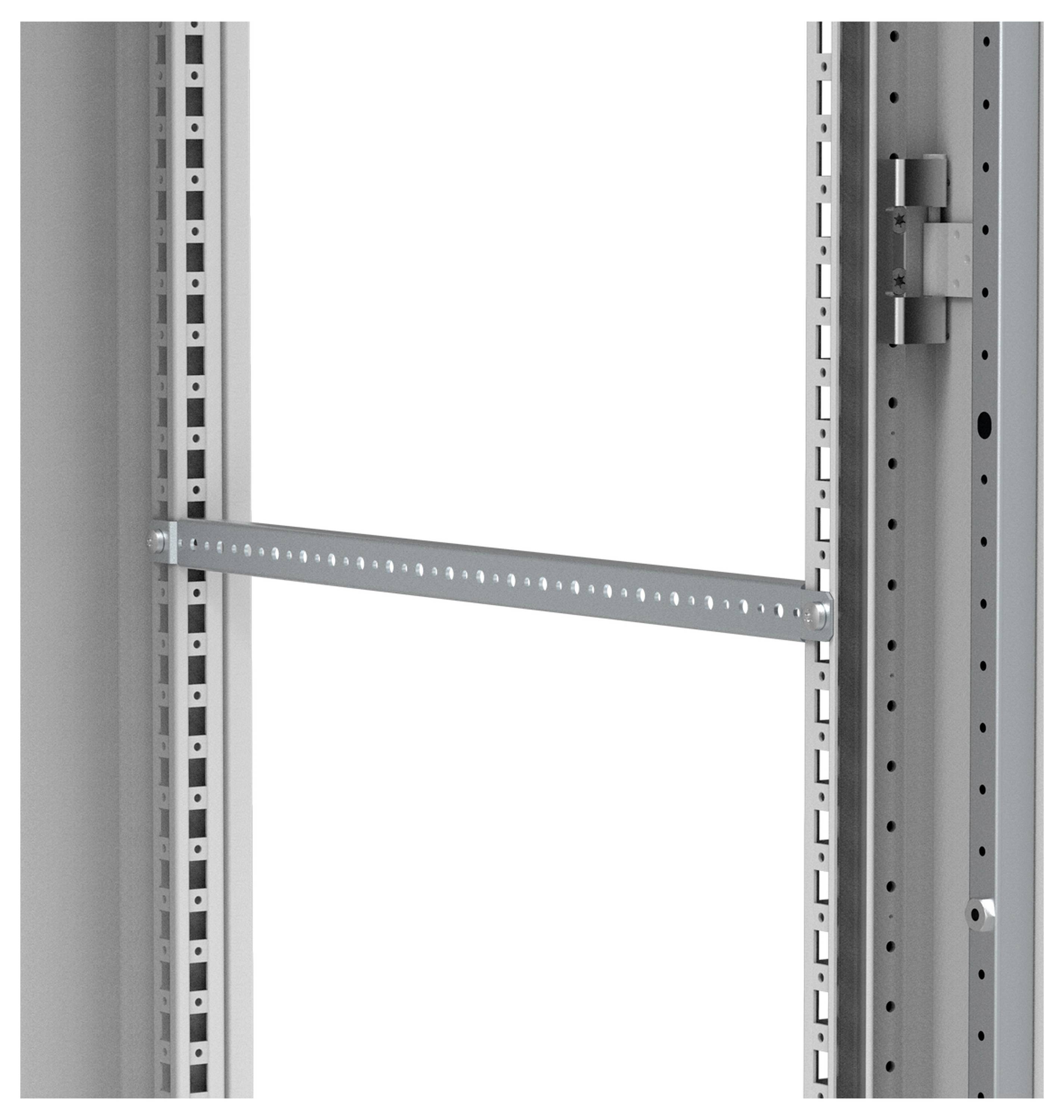 Metallstrebe in einem Serverschrank zur Stabilisierung, horizontal montiert zwischen zwei vertikalen Streben.