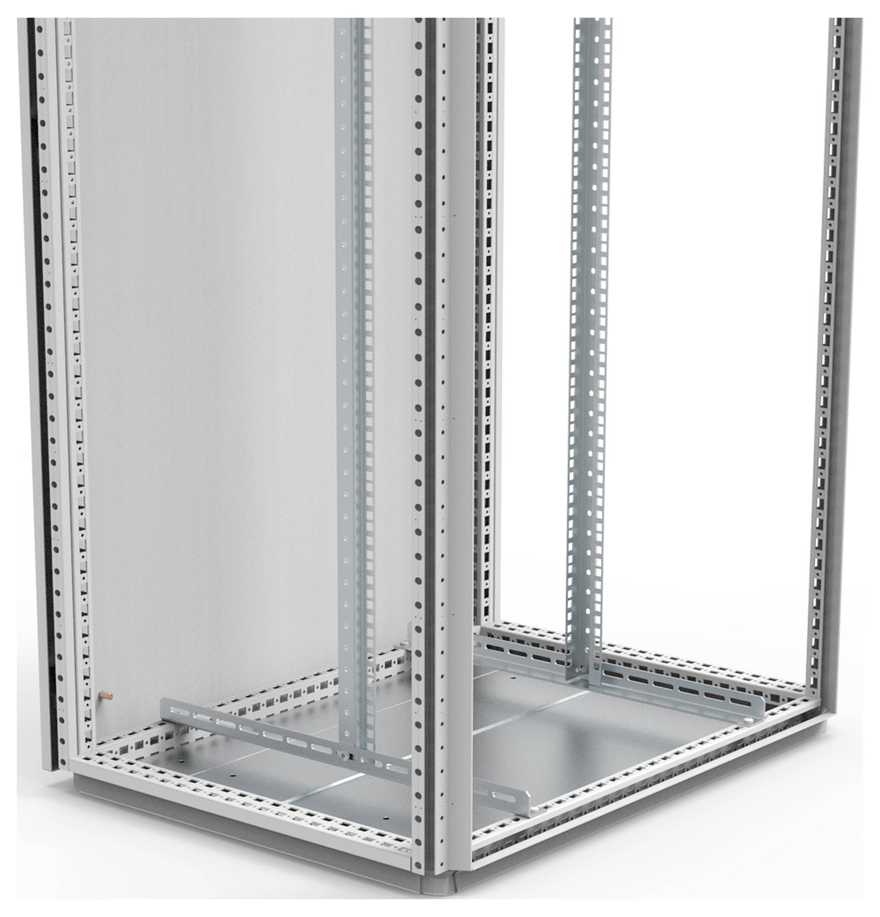 Ein leerer, metallischer Schaltschrank mit sichtbarem Rahmen, bereit zur Installation technischer Komponenten, Vorderansicht.