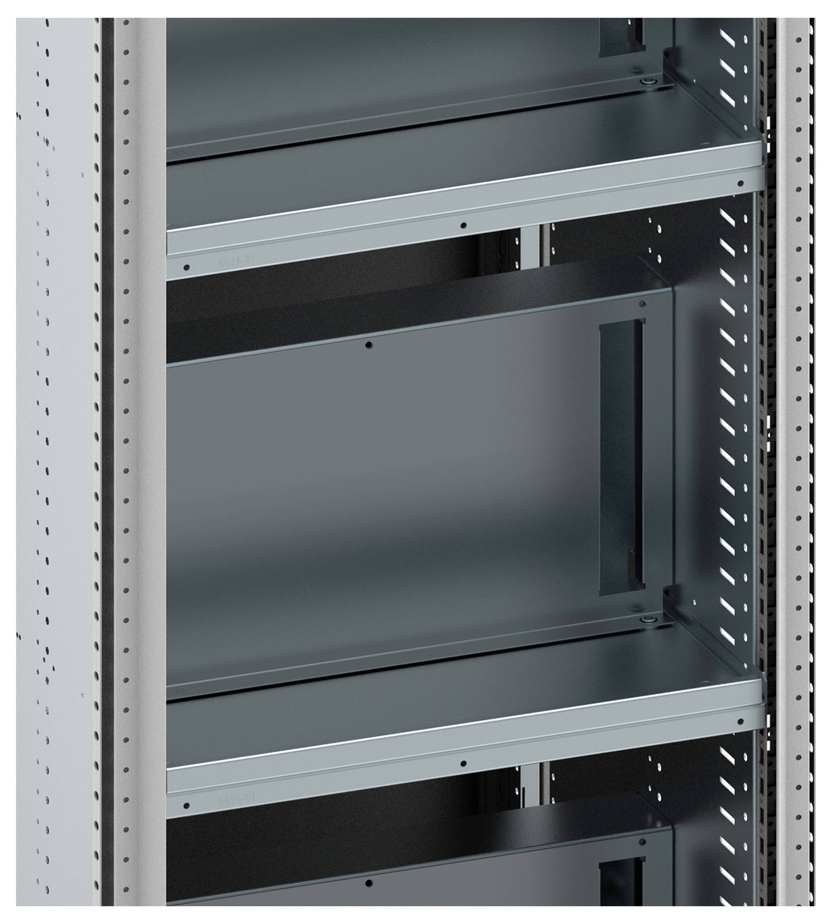 Ein offener Metallschrank mit mehreren leeren Regalböden, geeignet zur Aufnahme von Servern oder anderem technischen Equipment.