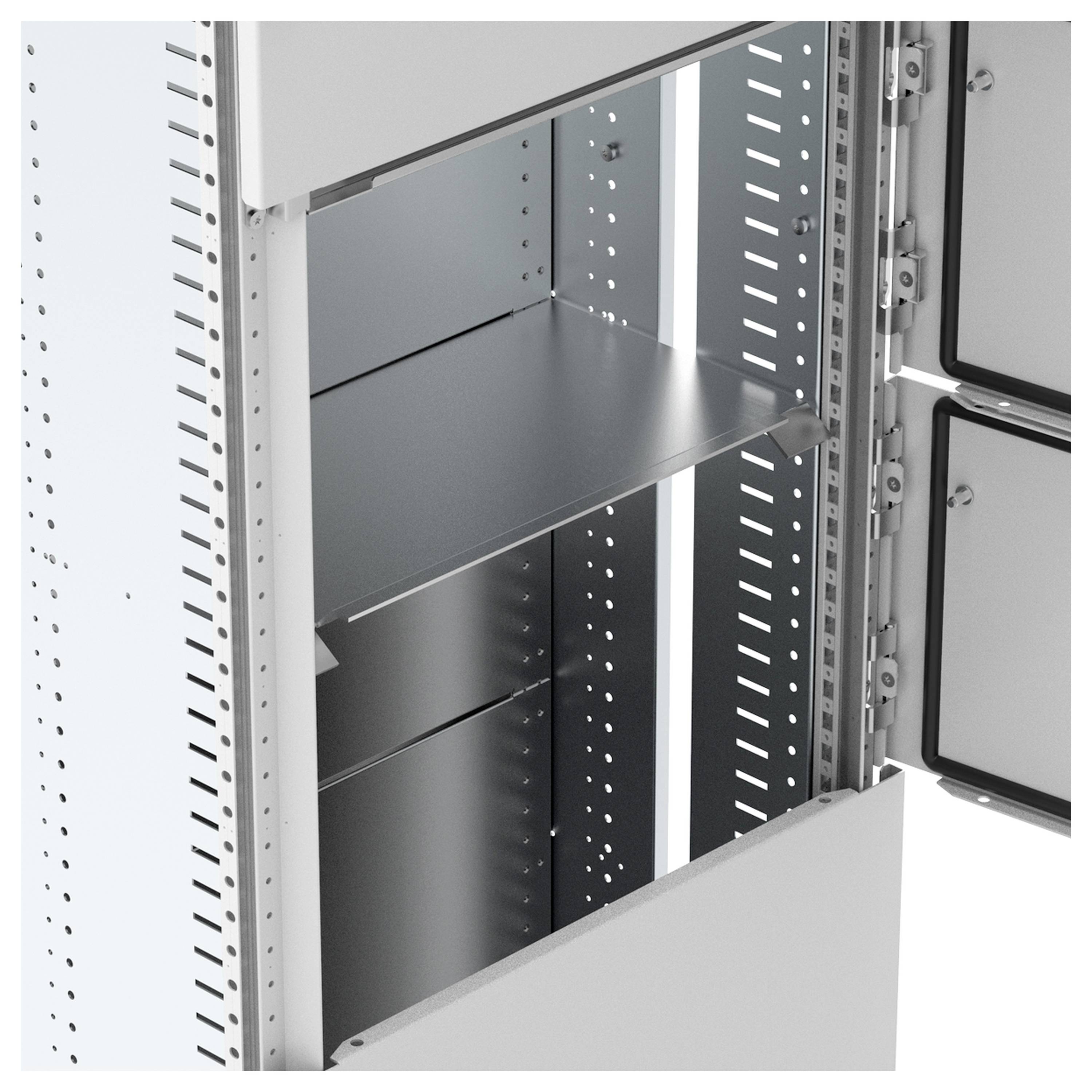 Metallschrank mit offenen Türen, zeigt leere Regale und perforierte Seiten zur flexiblen Montage von IT-Komponenten.