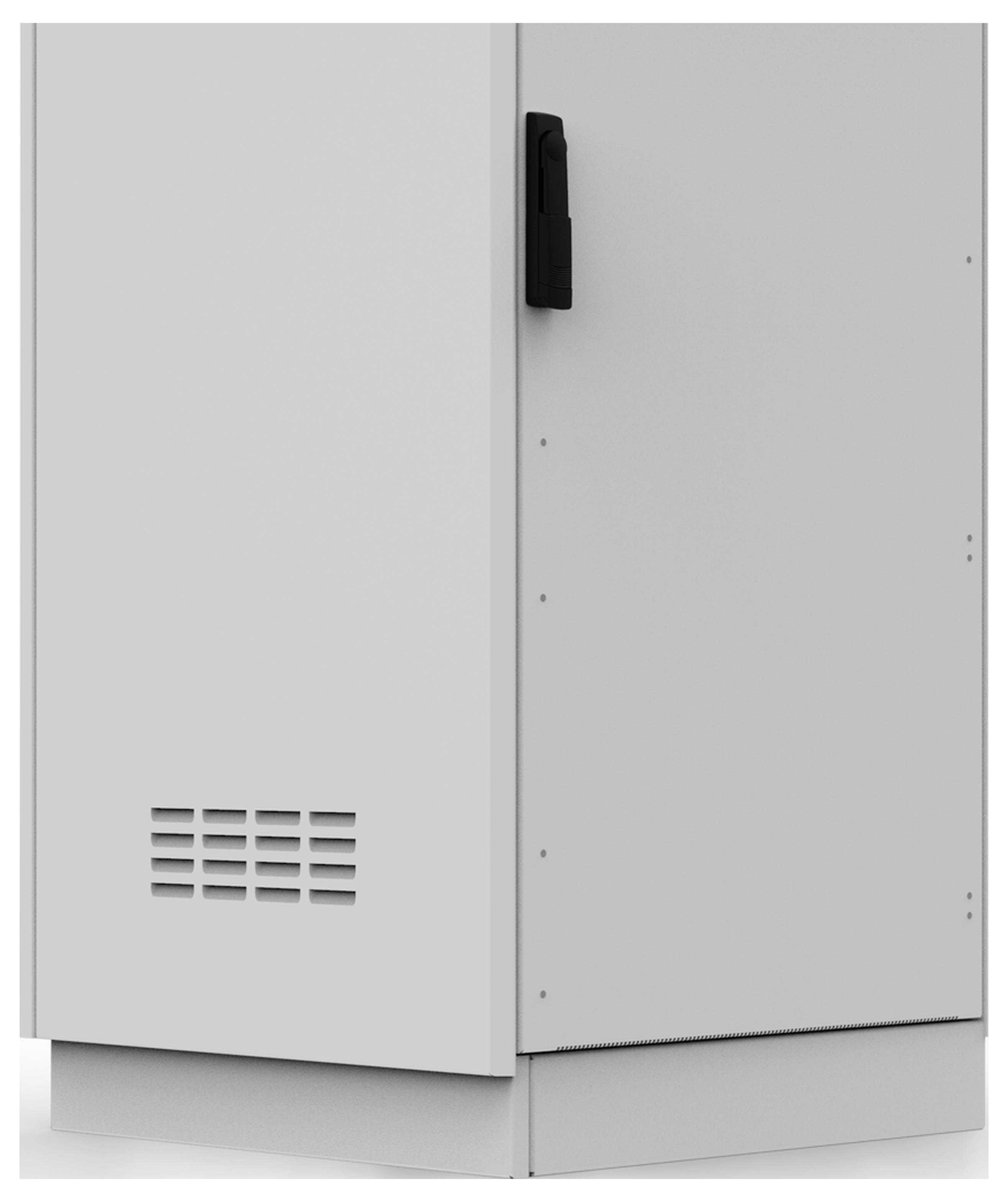 Ein grauer Metallschrank mit einem schwarzen Griff und Belüftungsöffnungen im unteren Bereich.