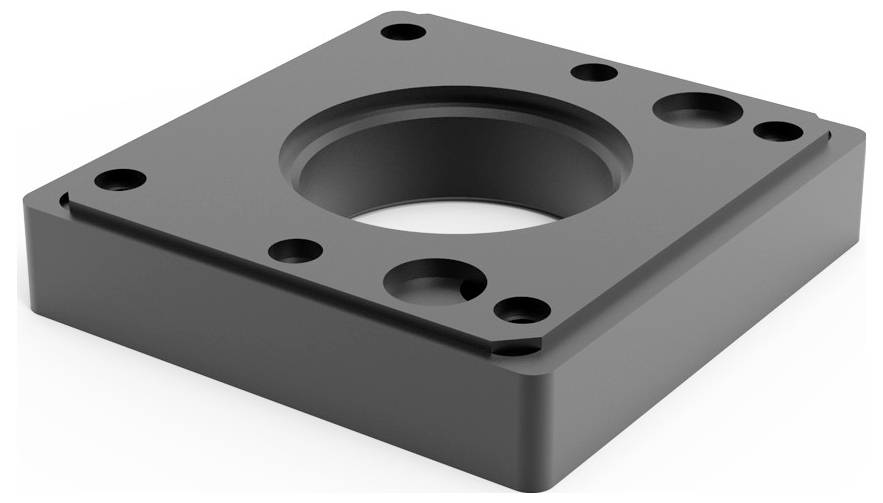 Eine quadratische Metallplatte mit rundem Loch in der Mitte und mehreren Bohrungen an den Rändern, wahrscheinlich für Montagezwecke.