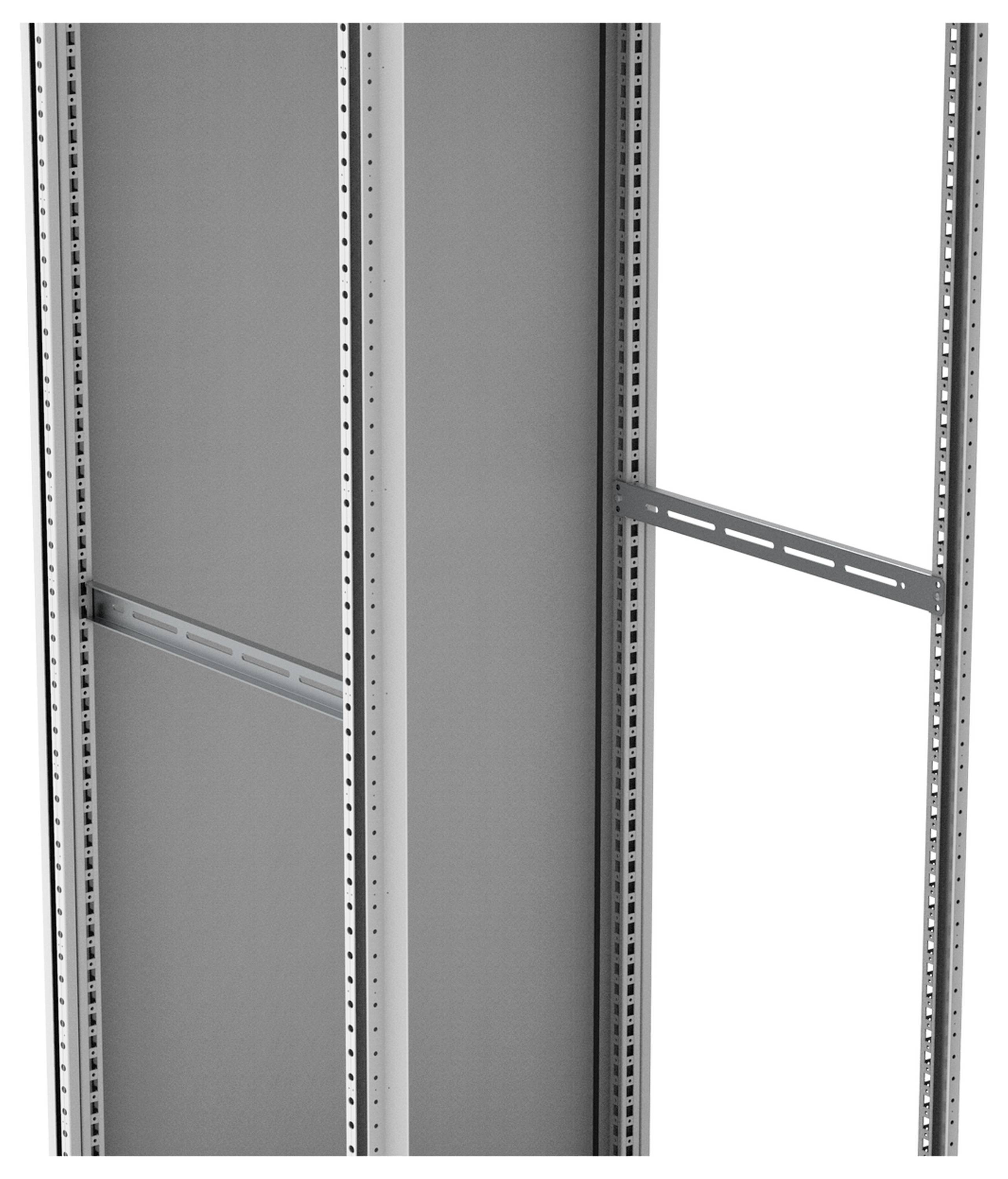 Grau gestrichenes, vertikales Stahlgestell mit seitlichen Metallstützen und perforierten Kanten, geeignet für Baugeräte oder Lagerregale.