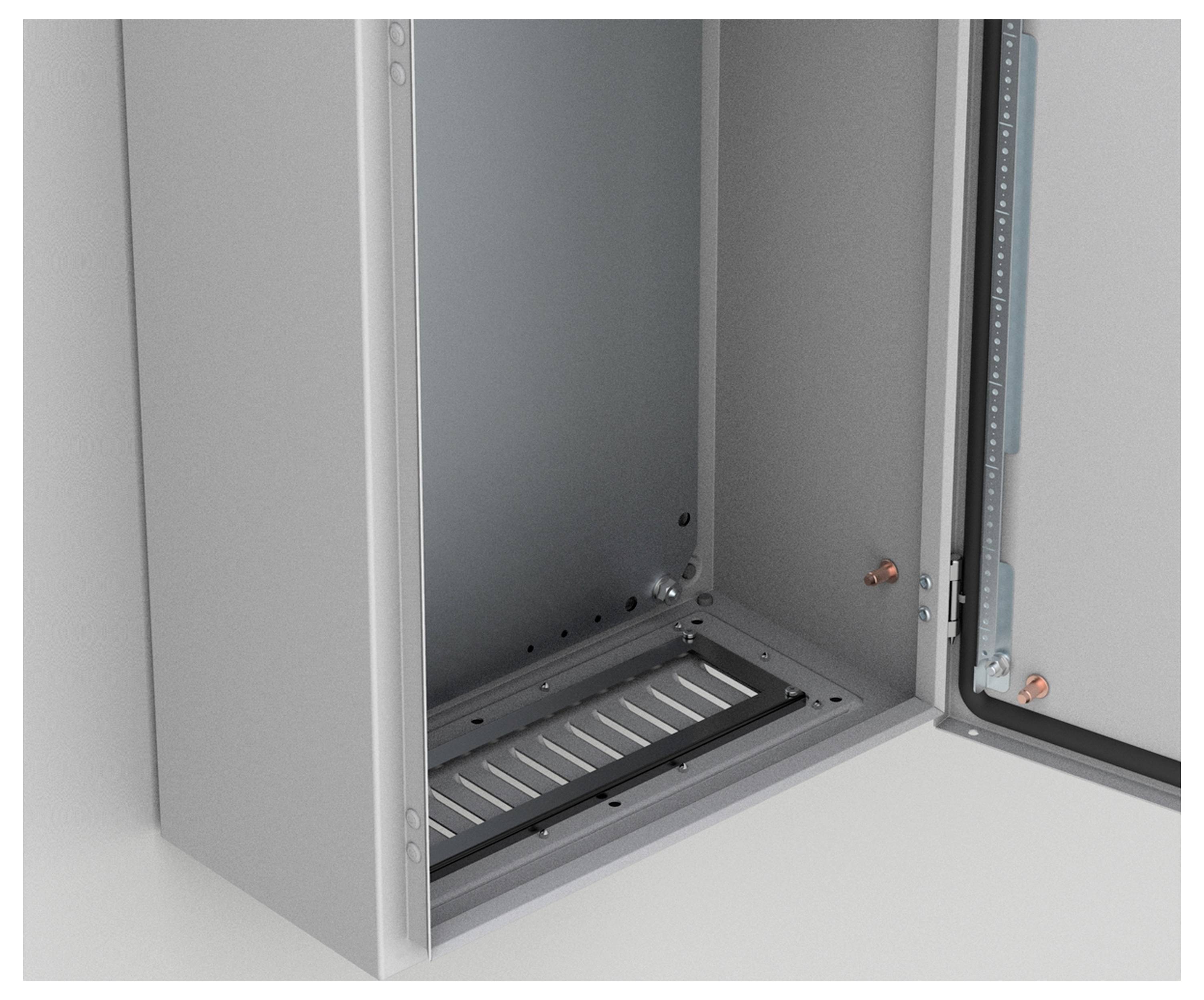 Ein geöffneter grauer Schaltschrank zeigt den Bodenbereich mit Lüftungsgittern und Kabeldurchführungen, bereit für Installationen.