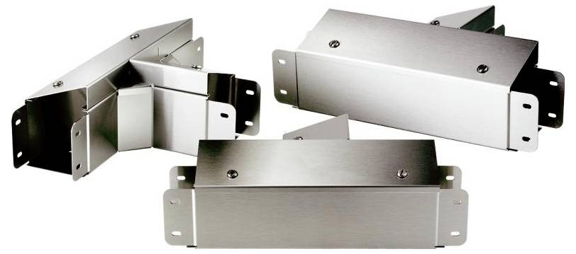 Drei silberne Metall-Abdeckungen mit Schraublöchern, die zur Verkabelung oder zum Schutz von Ecken in elektrischen Installationen dienen.