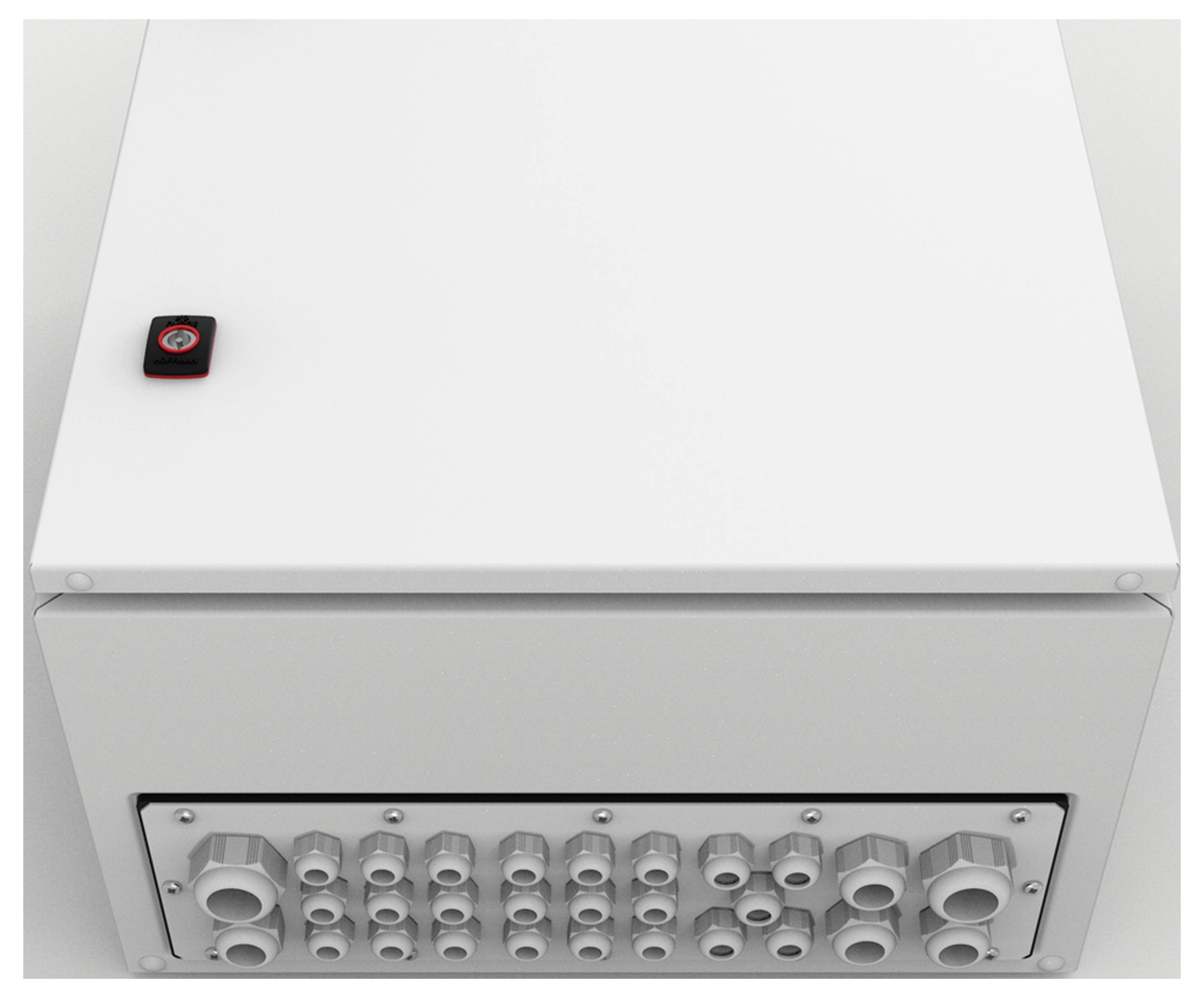 Ein weißer elektrischer Schaltkasten mit mehreren Kabeldurchführungen an der Vorderseite und einem kleinen schwarzen Objekt oben links.