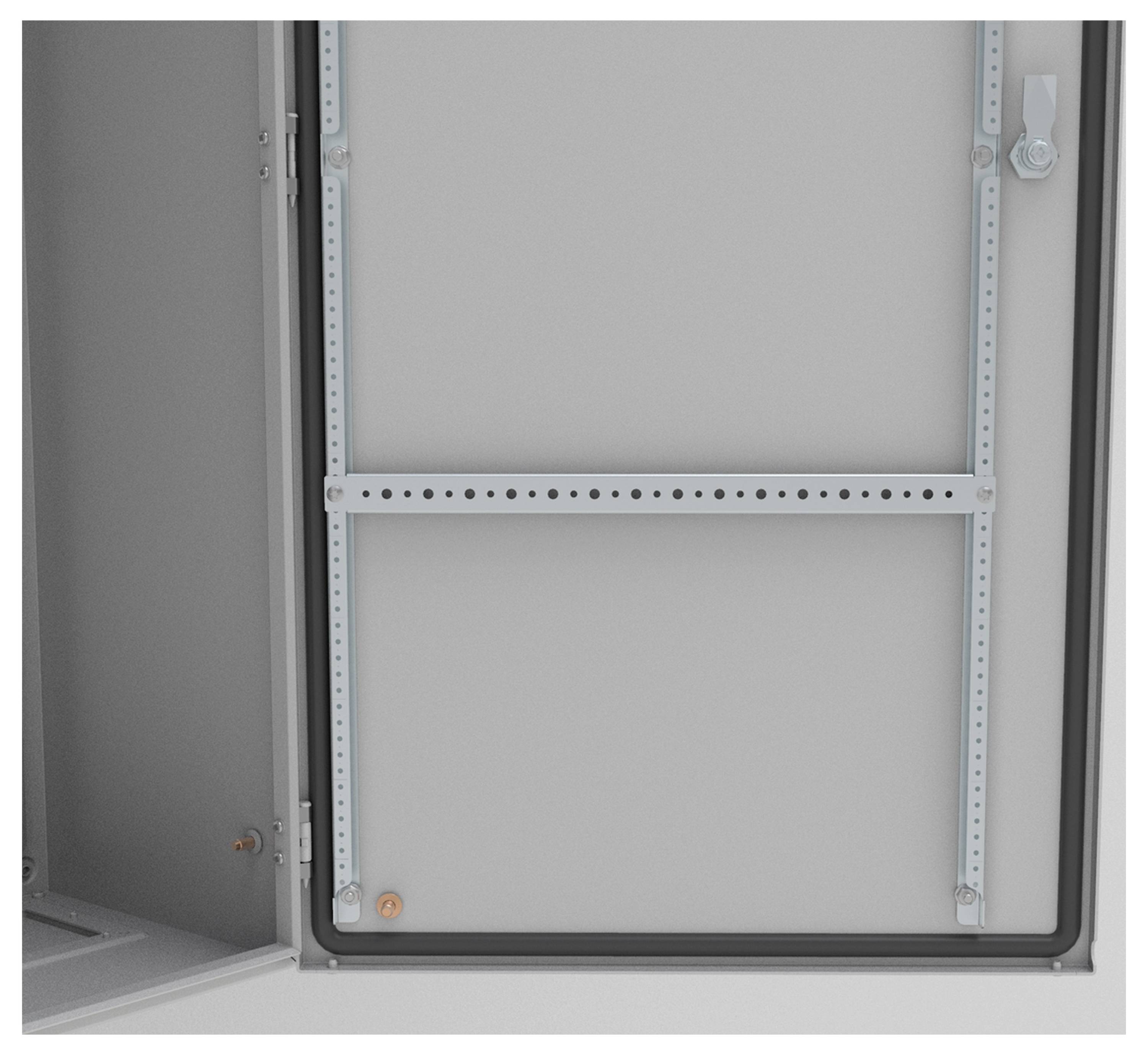 Ein grauer Schaltschrank mit geöffnetem Türblatt. Innen sind metallene Montageschienen zu sehen, die waagerecht befestigt sind.
