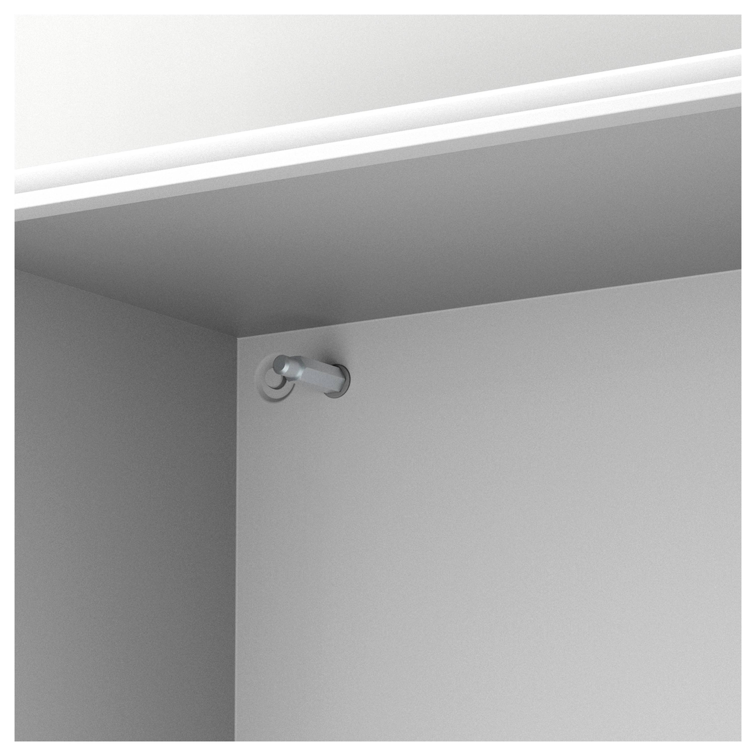 Silberne Metallschraube und Holzdübel in einem weißen Regalbrett befestigt.