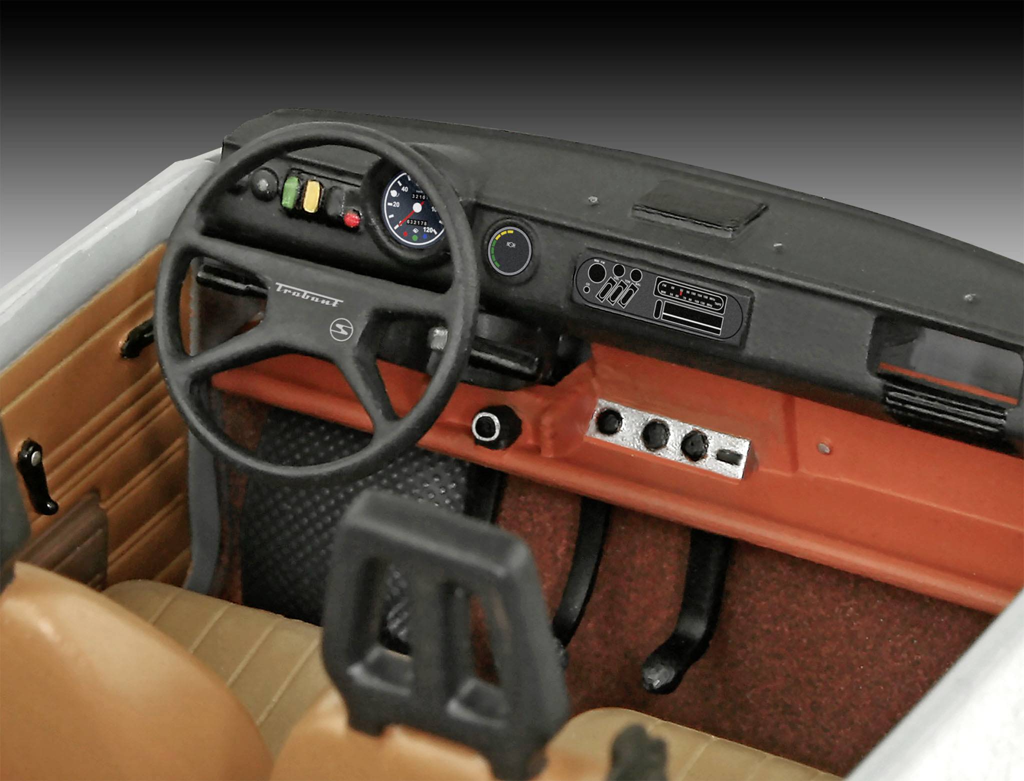 Innenraum eines Oldtimers mit Retro-Armaturenbrett, Lenkrad und klassischen Sitzen.