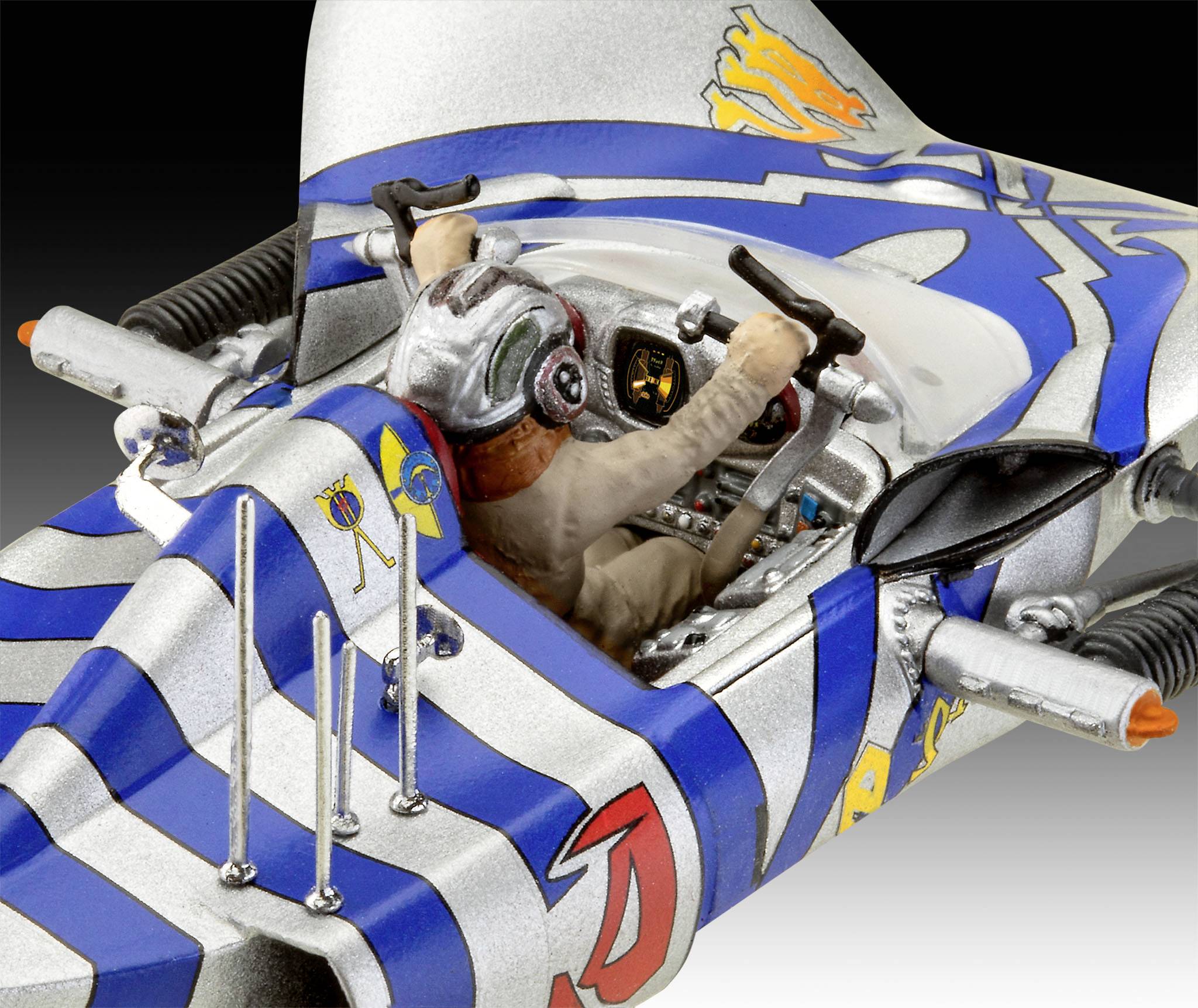 Modell eines Rennwagens mit blau-weißem Streifenmuster und Fahrer im Cockpit. Der Fahrer trägt einen Helm und hält das Lenkrad.