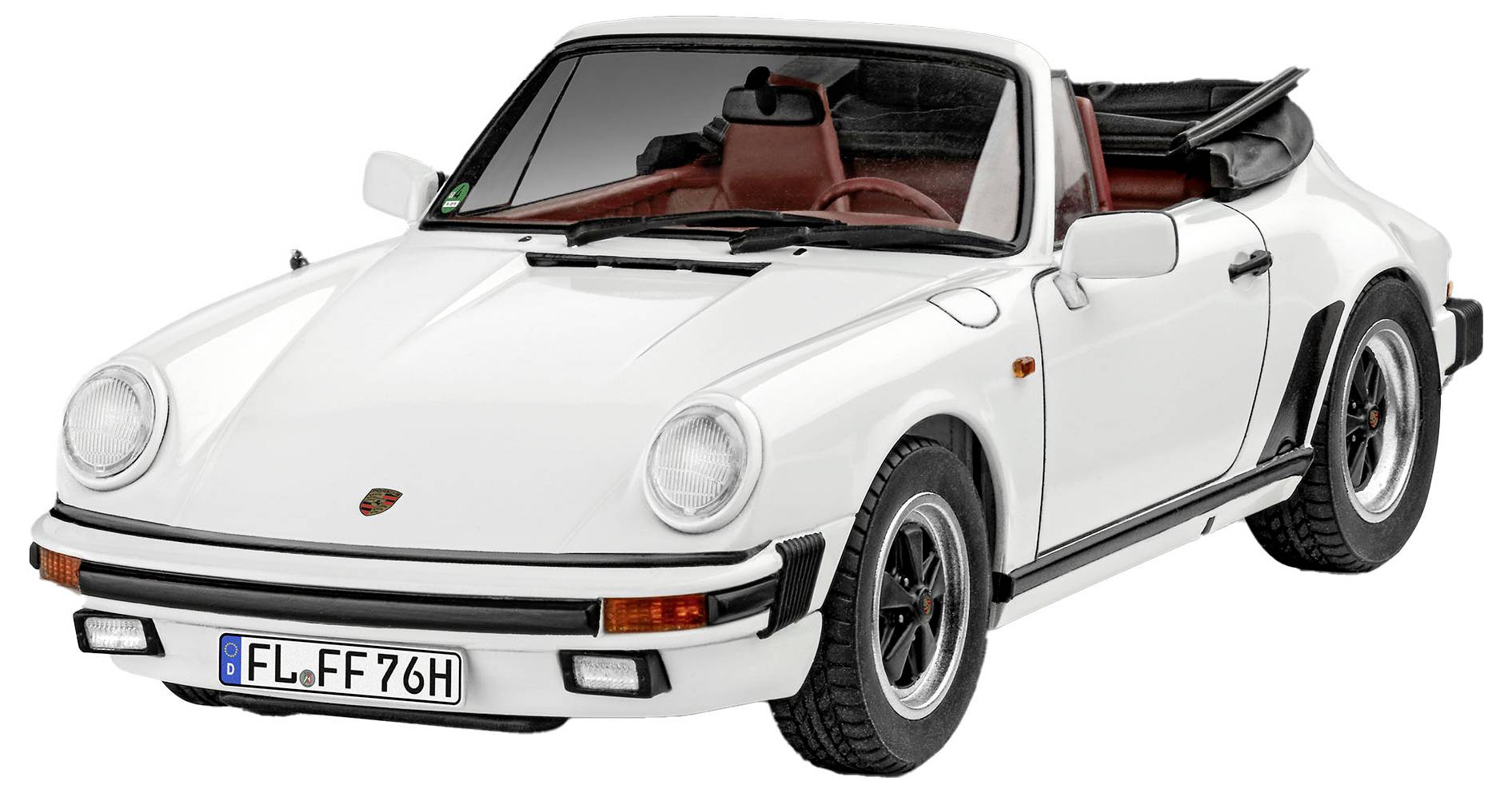 Weißes Cabrio mit hochgeklapptem Verdeck. Vorderansicht zeigt runde Scheinwerfer und markante Stoßstange. Sportliches Design.