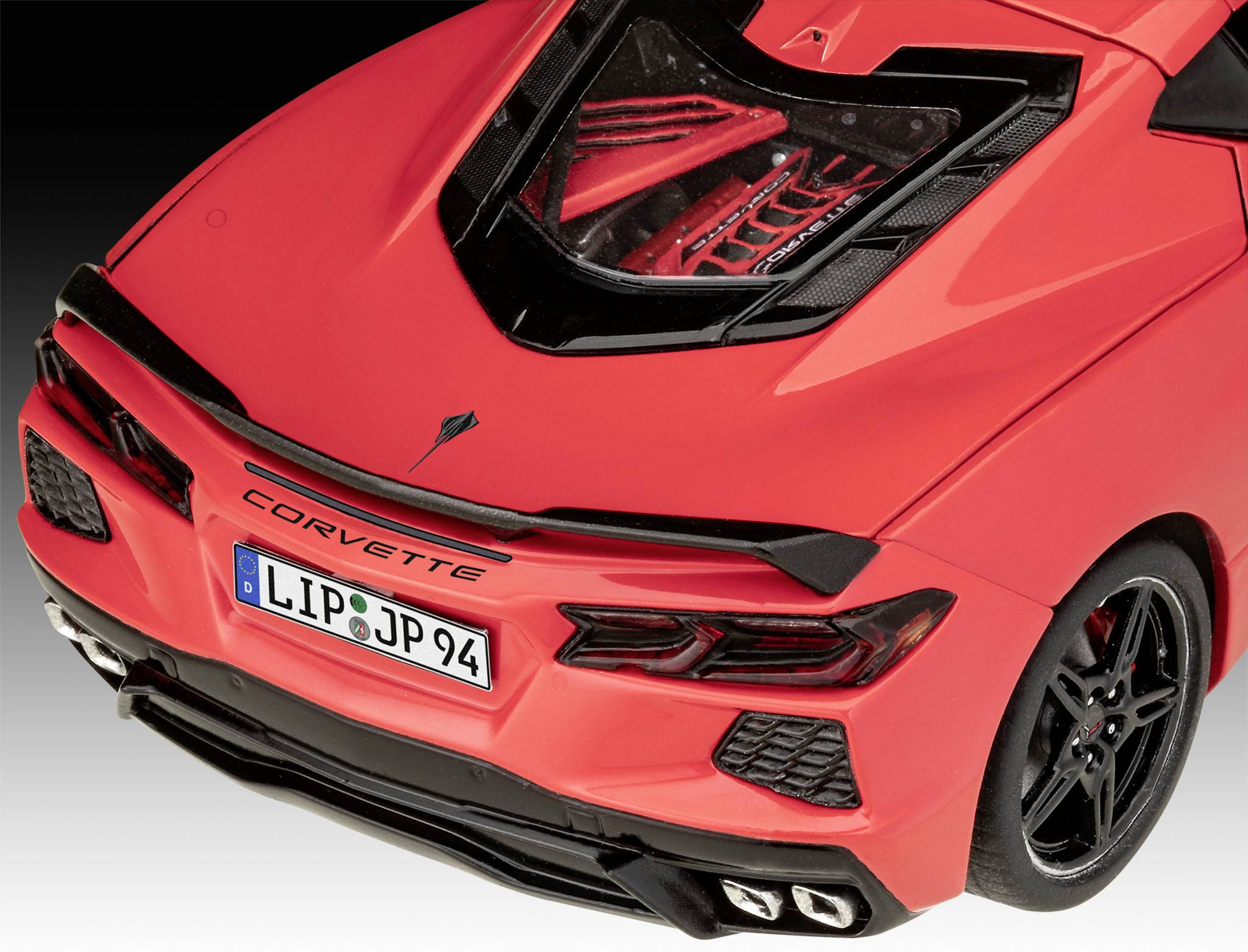 Roter Sportwagen aus der Vogelperspektive, mit dem Schriftzug 'Corvette' und deutschem Kennzeichen 'LIP-JP94'. Fahrzeug im Fokus.