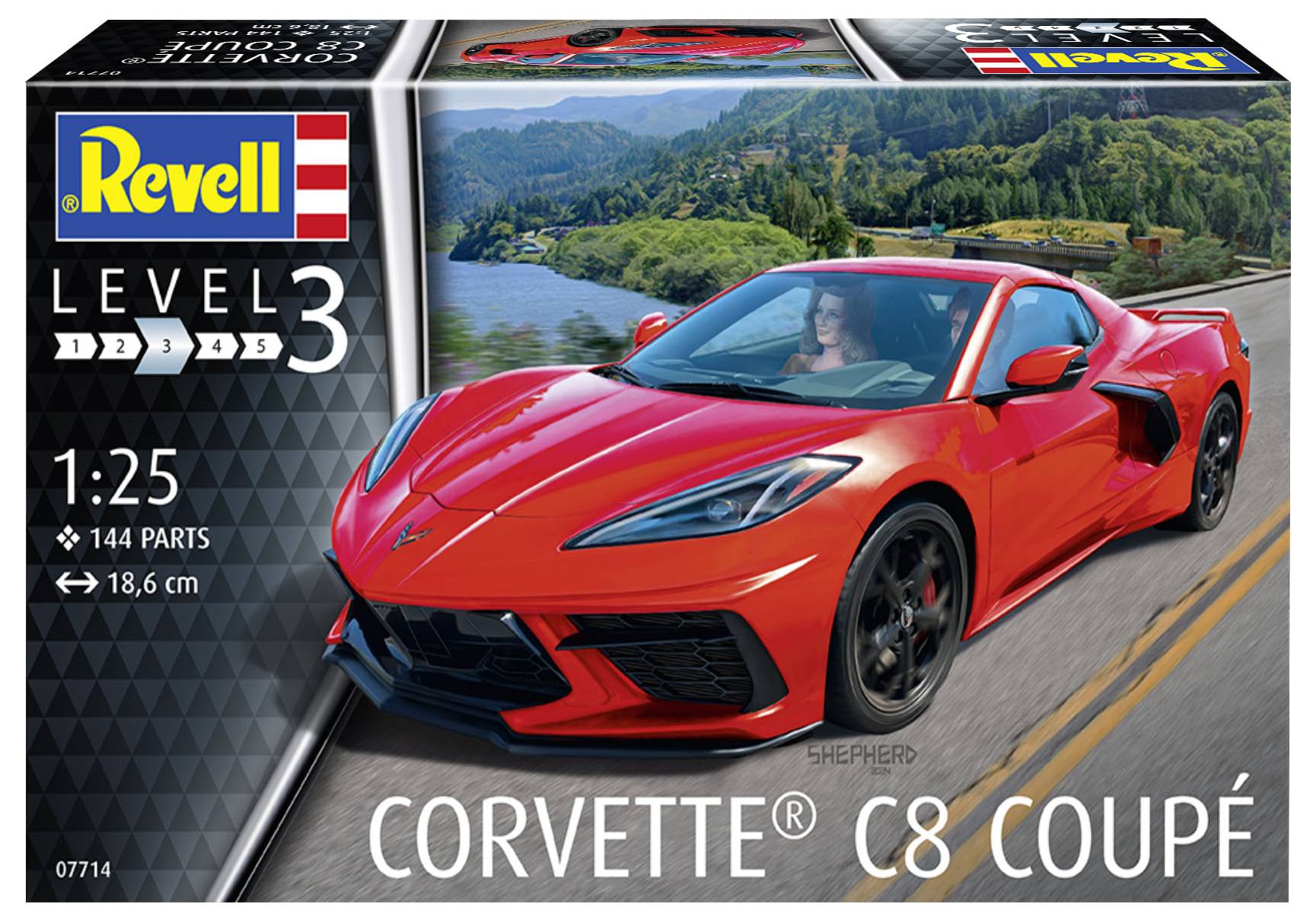 Ein roter Sportwagen Corvette C8 Coupé auf einer gewundenen Straße entlang einer Flusslandschaft. Verpackung zeigt Level 3 Modellbausatz von Revell.