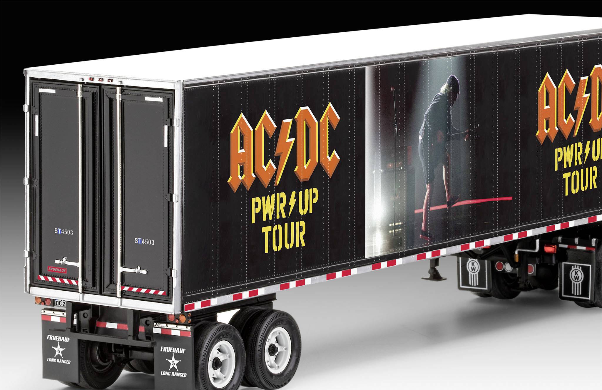 Ein Lkw-Anhänger mit der Aufschrift 'AC/DC PWR/UP Tour'. Auf der Seite sieht man eine Figur in Konzertpose mit rotem Licht.