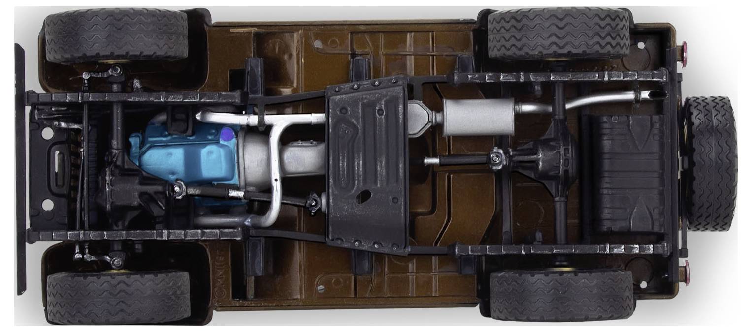 Untersicht eines Modellautos, zeigt Antriebsstrang, Auspuff und Details des Fahrwerks.