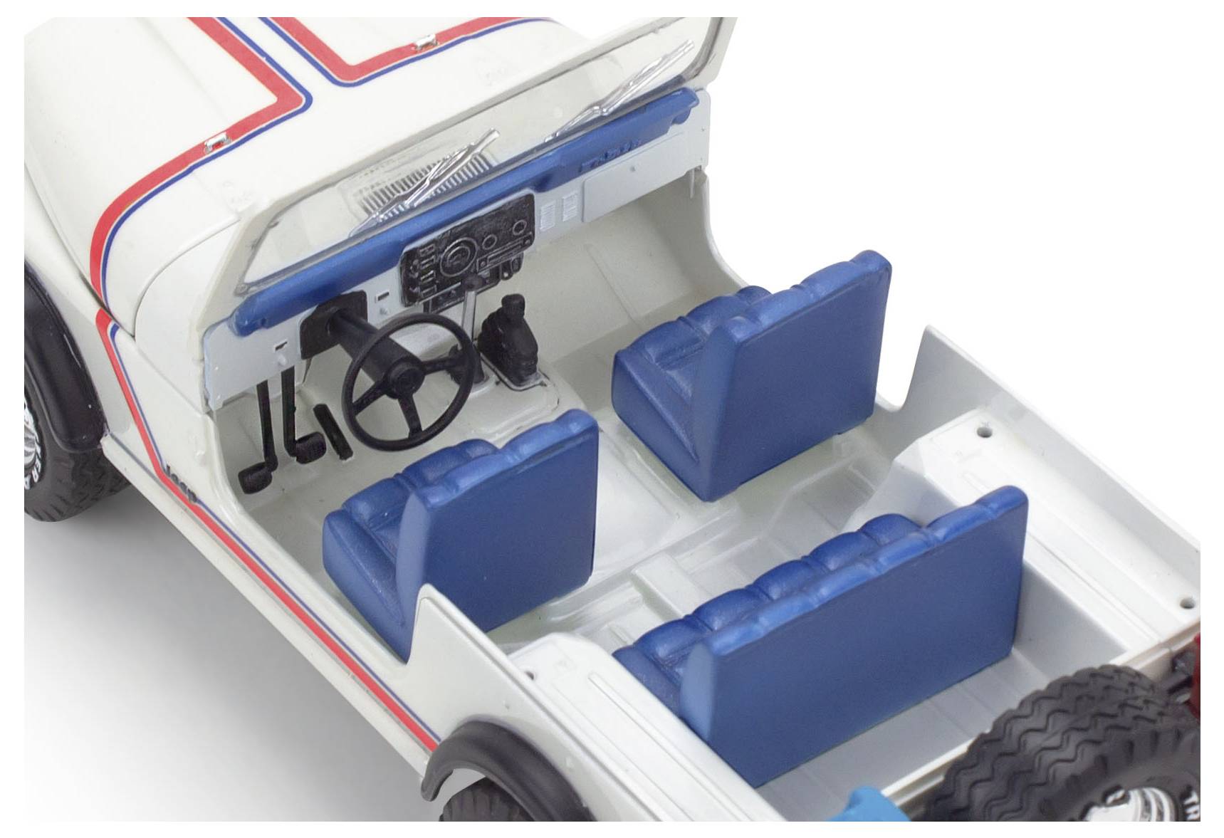 Ein Modellauto im Inneren, mit vier blauen Sitzen und Lenkrad, zeigt das Design eines klassischen Geländewagens.