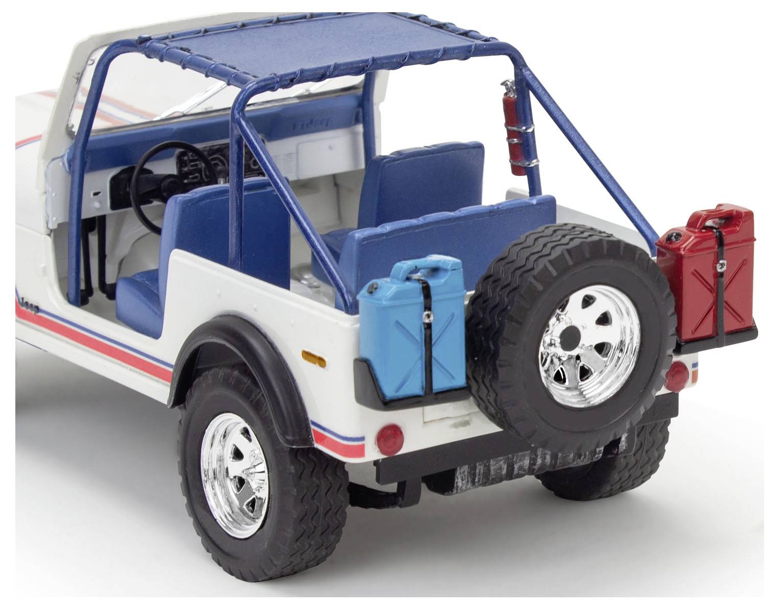 Ein Modellauto eines Geländewagens mit offenem Verdeck, Reserverad und zwei befestigten Benzinkanistern hinten.