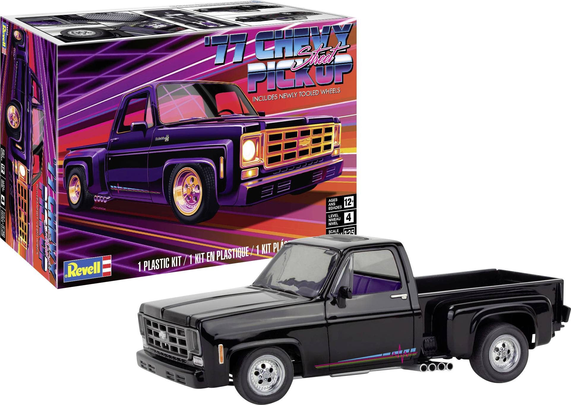 Ein Modellauto eines schwarzen '77 Chevy Pickup Trucks ist vor der Verpackung zu sehen, die ein ähnliches Fahrzeugdesign zeigt.