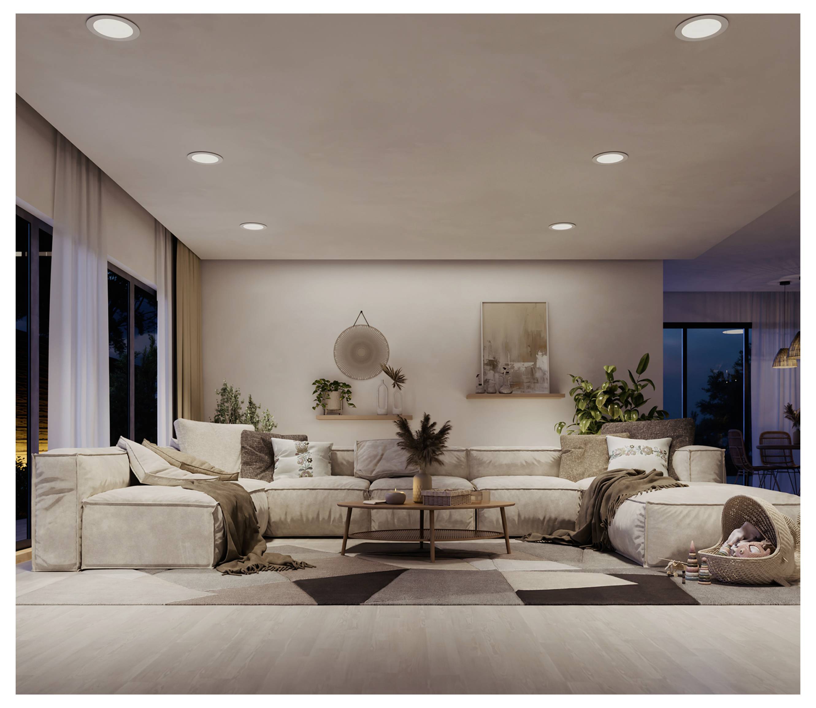 Modernes Wohnzimmer mit einem großen beigefarbenen Ecksofa, Couchtisch, Pflanzen, Wandkunst, Einbauleuchten und bodentiefenFenstern bei Einbruch der Dunkelheit.