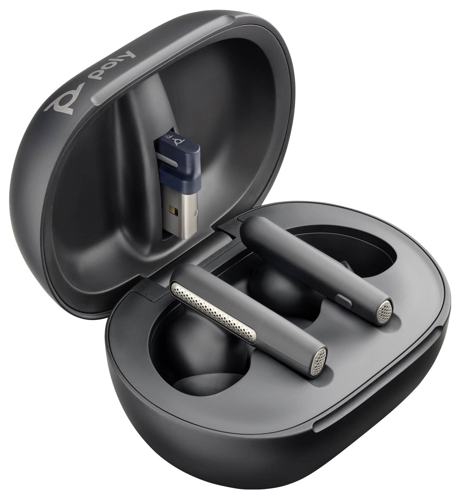 Ein schwarzes Ladeetui geöffnet, mit zwei kabellosen Ohrhörern und einem USB-Dongle darin. Es steht 'poly' auf dem Etui.