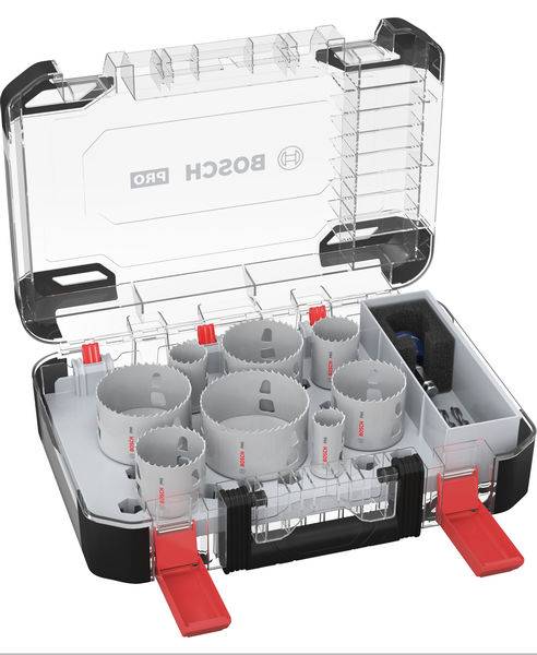 Ein offener Koffer mit einem Bosch Lochsägen-Set. Verschiedene Lochsägenaufsätze sind ordentlich angeordnet, mit Zubehör an der Seite.