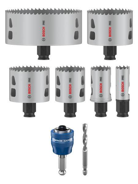 Fünf Lochsägen unterschiedlicher Größe, Bosch-Logo sichtbar. Unten ein Adapter und ein Bohrer zur Verwendung mit den Lochsägen.