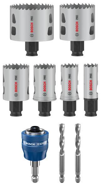 Satz Lochsägen und Bohrer der Marke Bosch, bestehend aus sechs Lochsägen, einem Adapter und zwei Bohrern, in einer Werkzeuganordnung.
