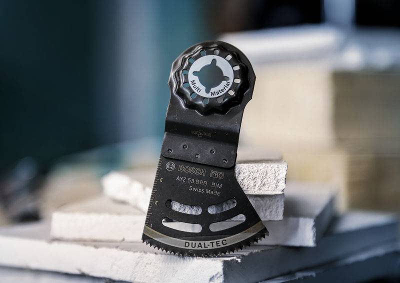 Metallsägeblatt auf gestapelten Trockenbauplatten; zeigt 'Swiss Made' und 'Dualtec'-Markierungen.