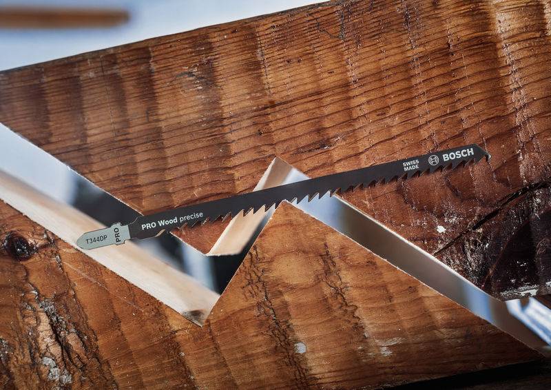 Sägeblatt für Holz mit Aufschrift 'PRO Wood precision' von Bosch, eingespannt in eine Holzschnittstelle, zeigt Präzision der Schnitte.