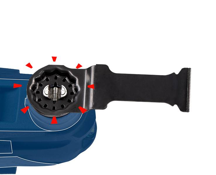 Adapter für Multifunktionswerkzeug in Nahaufnahme; zeigt Befestigungsmechanismus mit sechs roten Pfeilen, die Richtung Verbindungsstellen anzeigen.